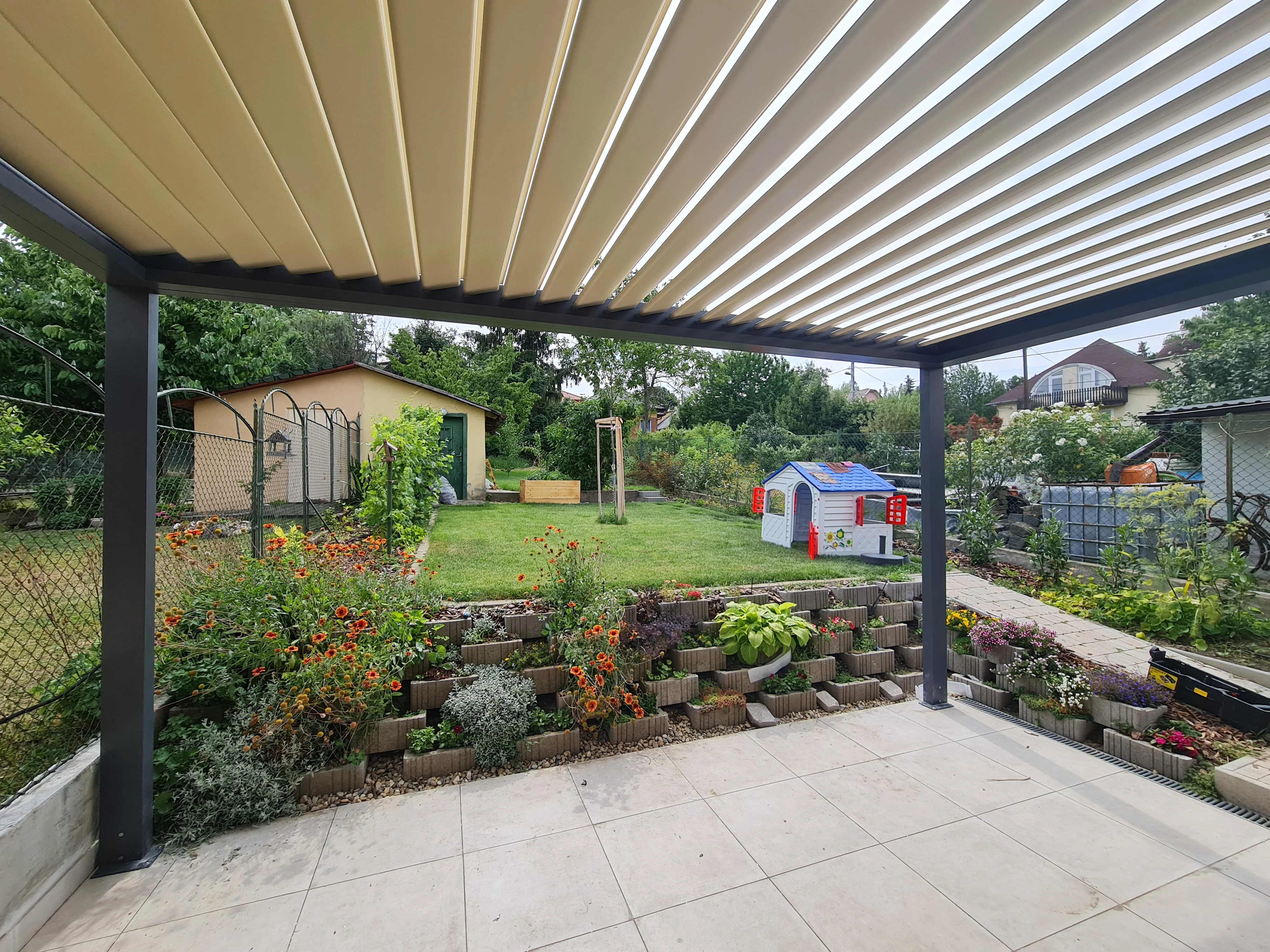 Bioklimatikus (sunguard) pergola tervezése és telepítése Budapesten, 2022-ben