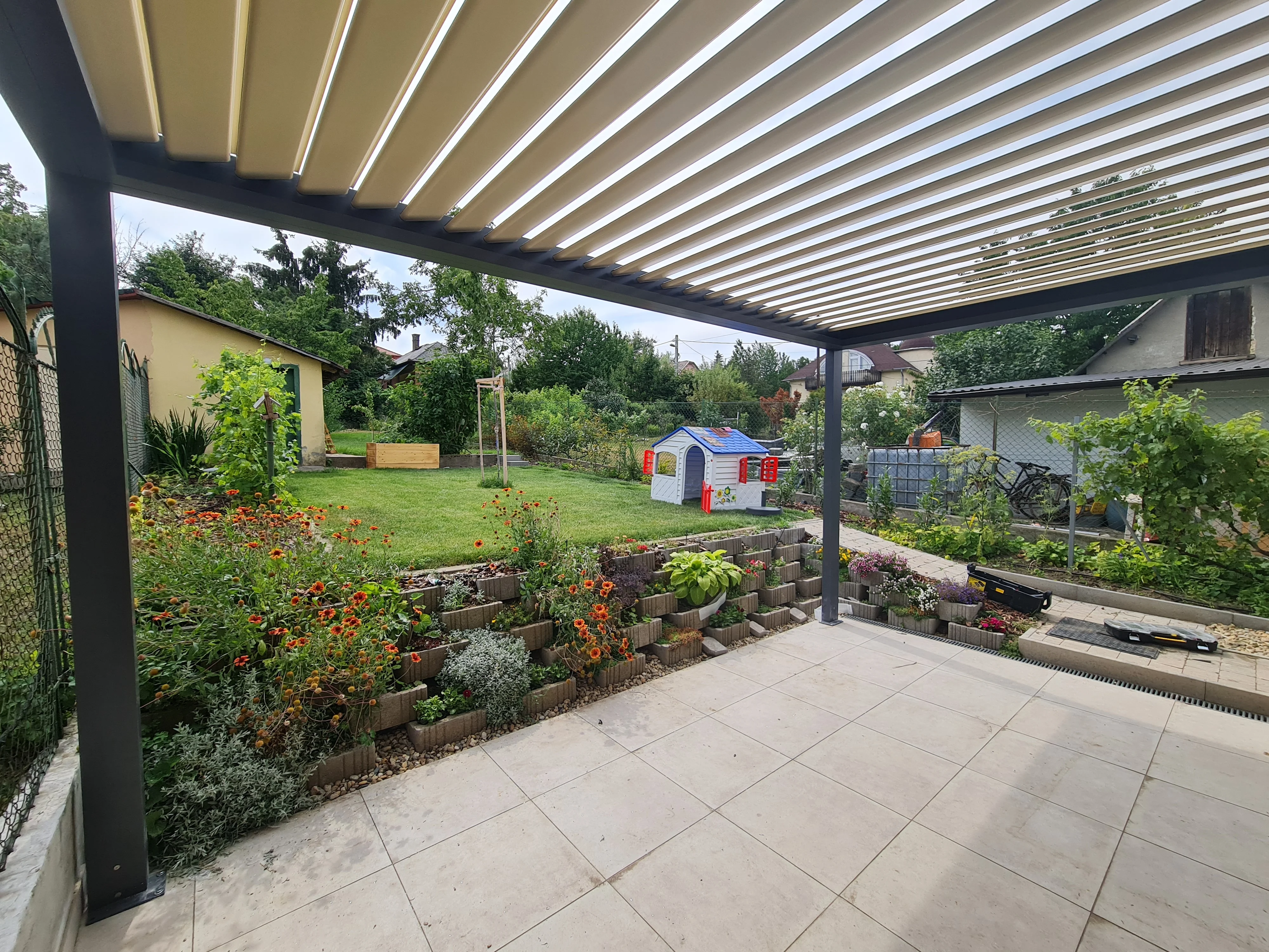 Bioklimatikus (sunguard) pergola tervezése és telepítése Budapesten, 2022-ben