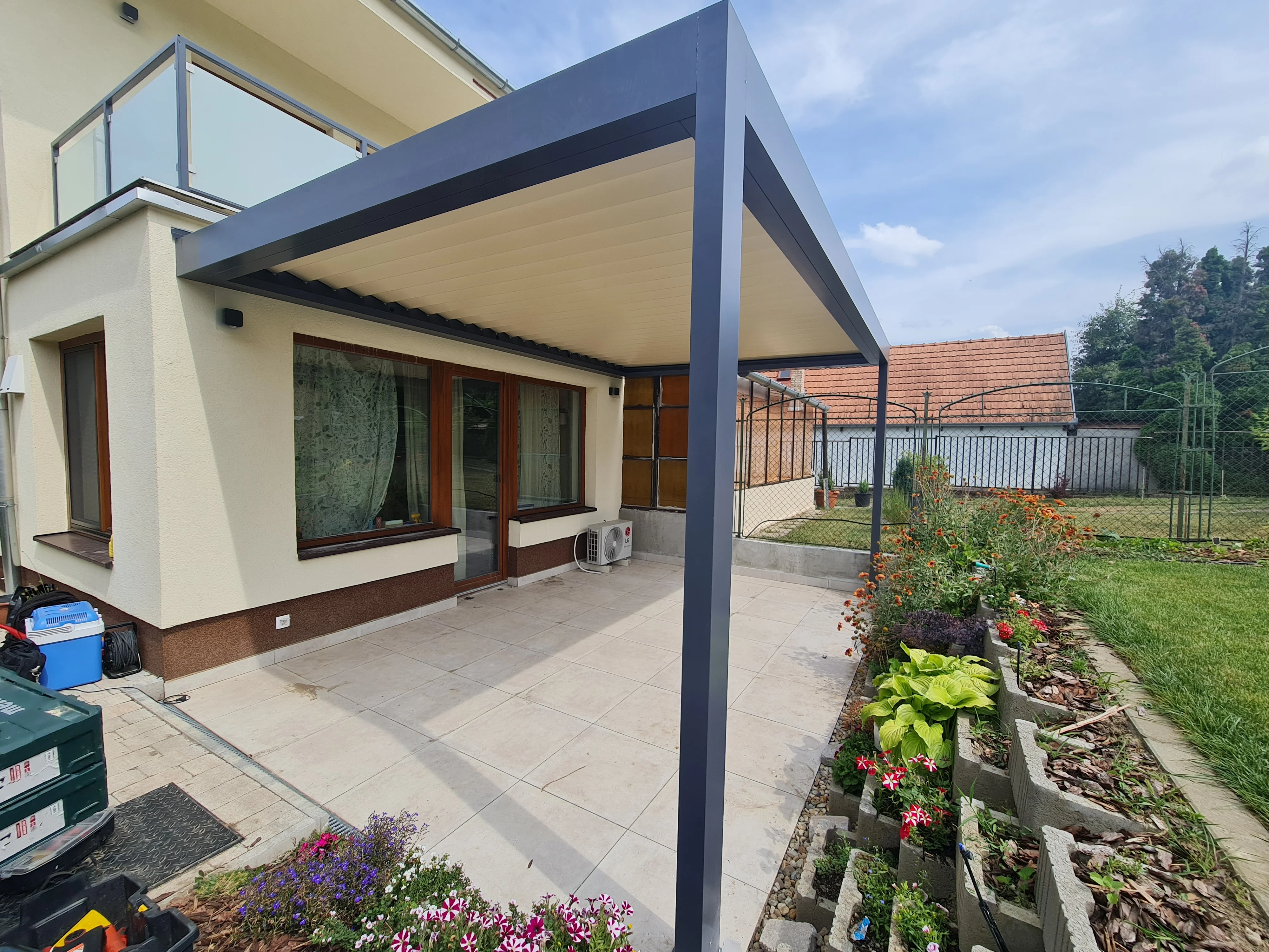 Bioklimatikus (sunguard) pergola tervezése és telepítése Budapesten, 2022-ben