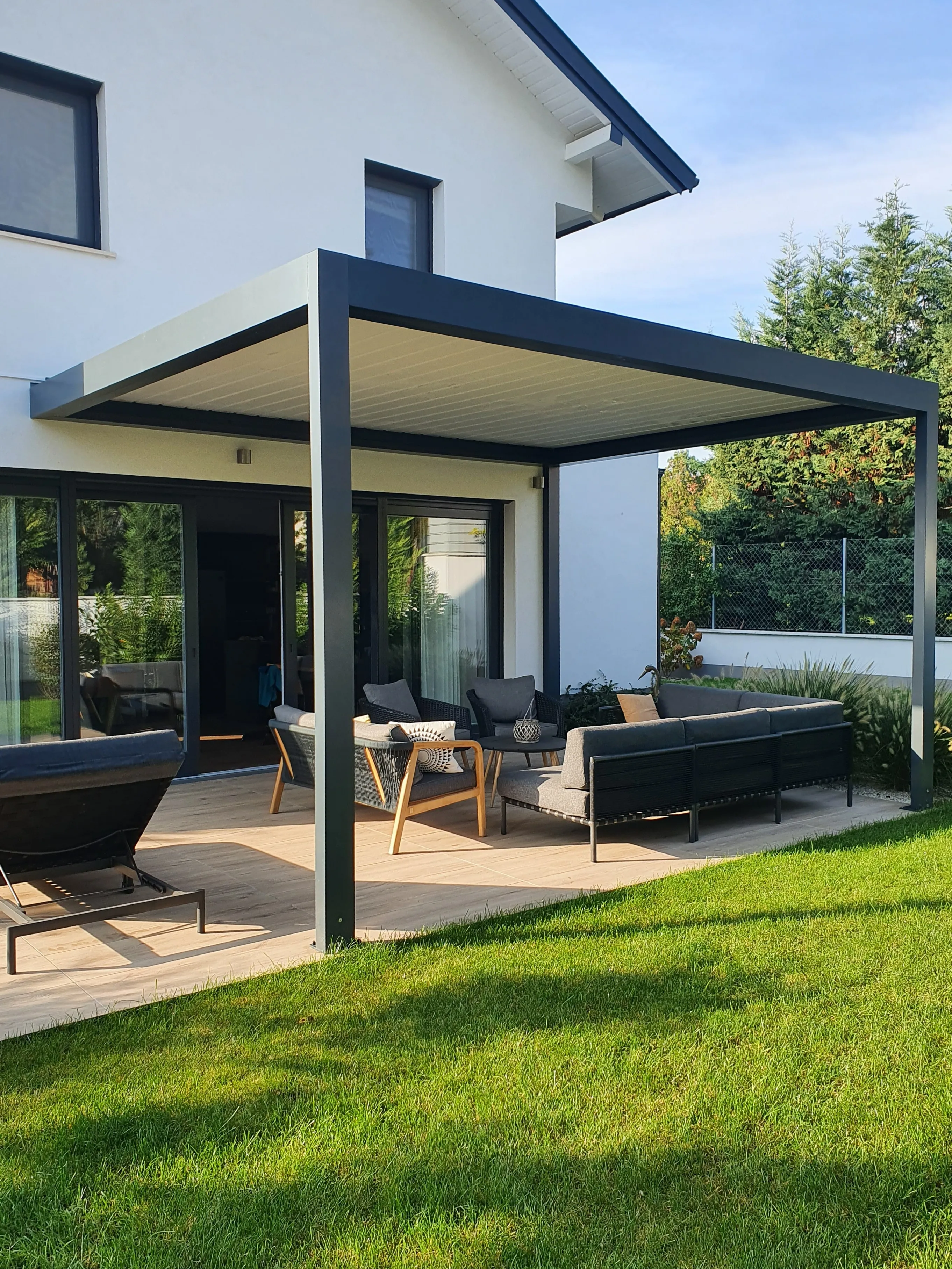 Bioklimatikus (sunguard) pergola tervezése és telepítése Budapesten, 2022-ben