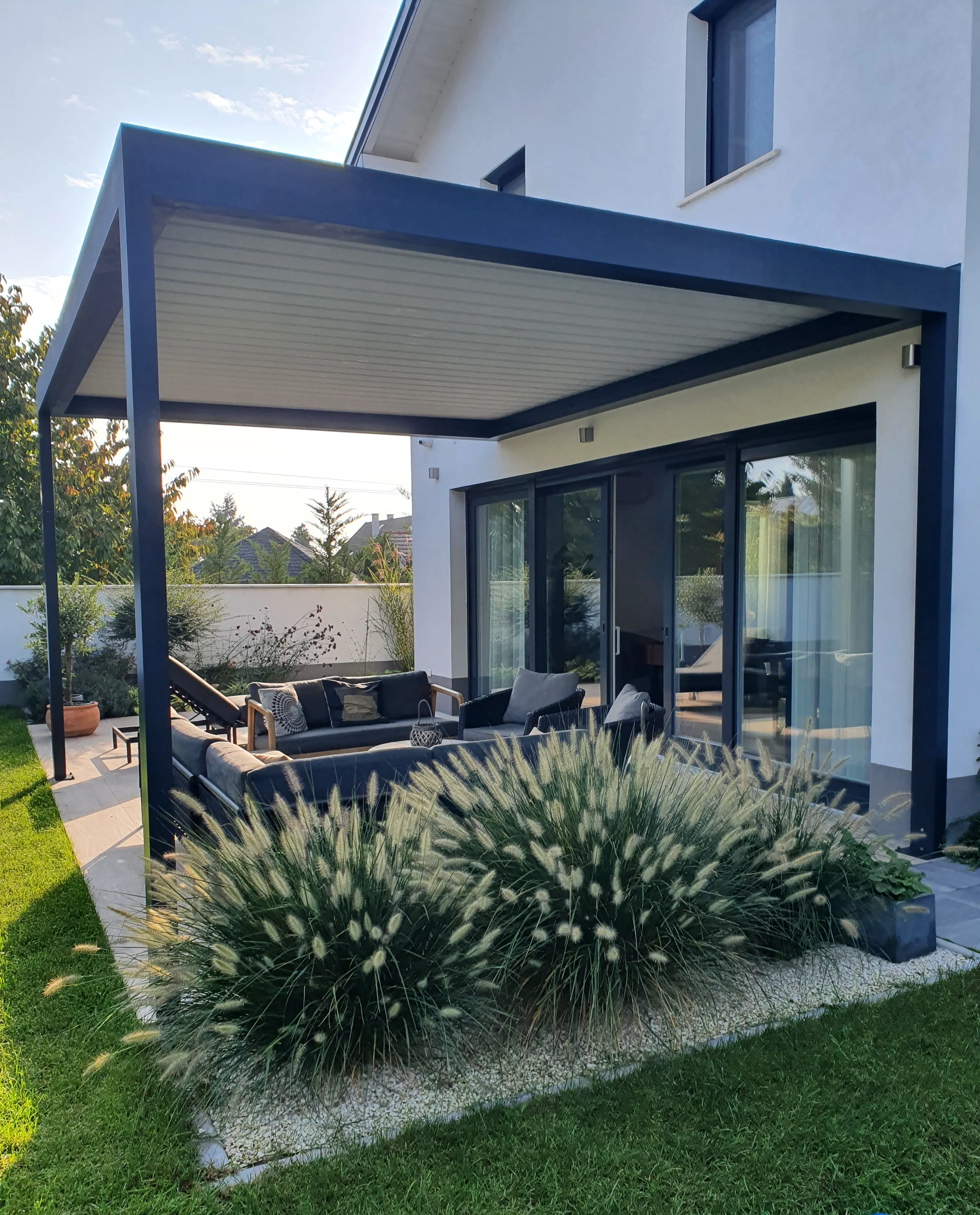 Bioklimatikus (sunguard) pergola tervezése és telepítése Budapesten, 2022-ben