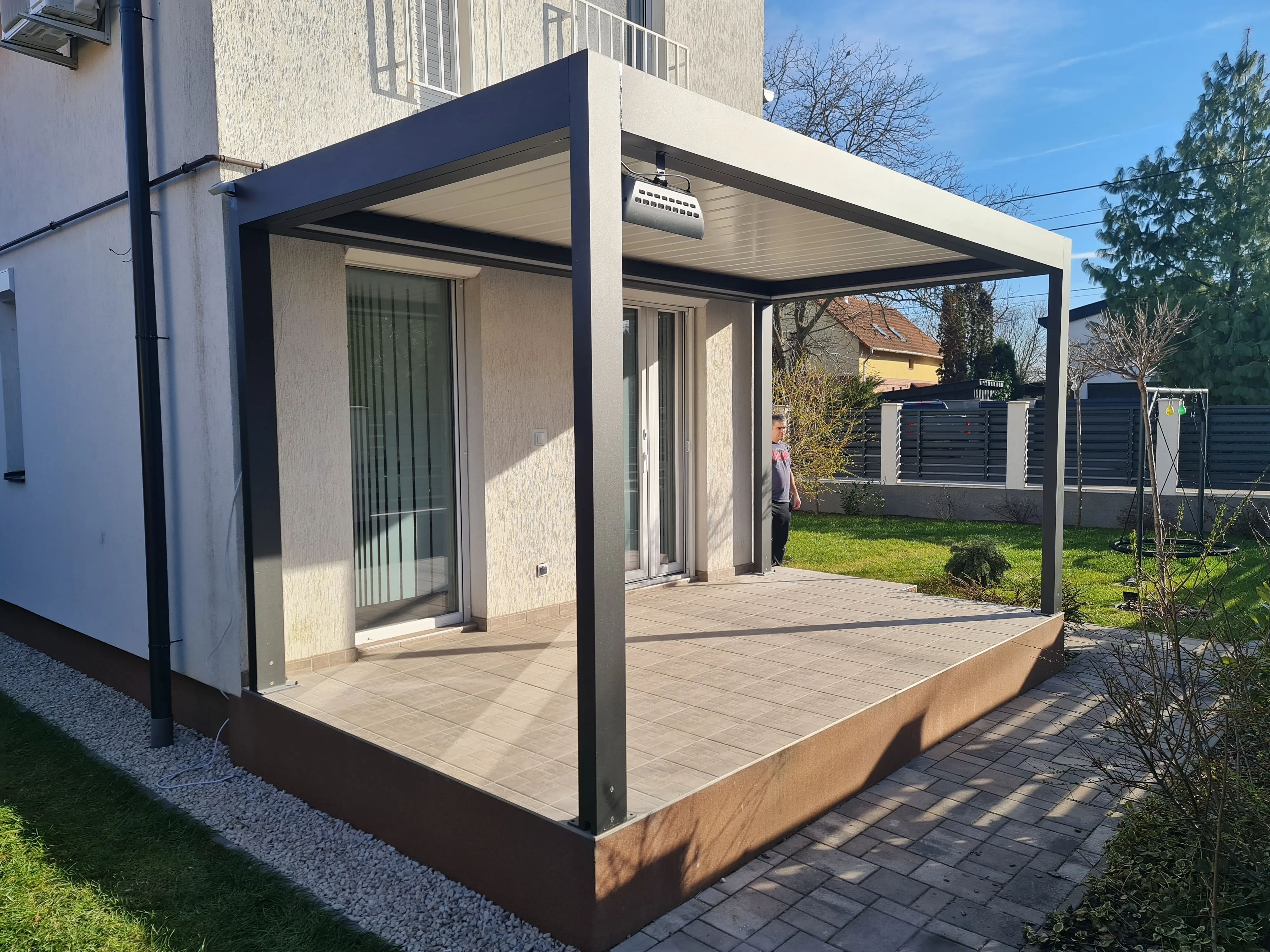 Bioklimatikus (sunguard) pergola tervezése és telepítése Budapesten, 2022-ben