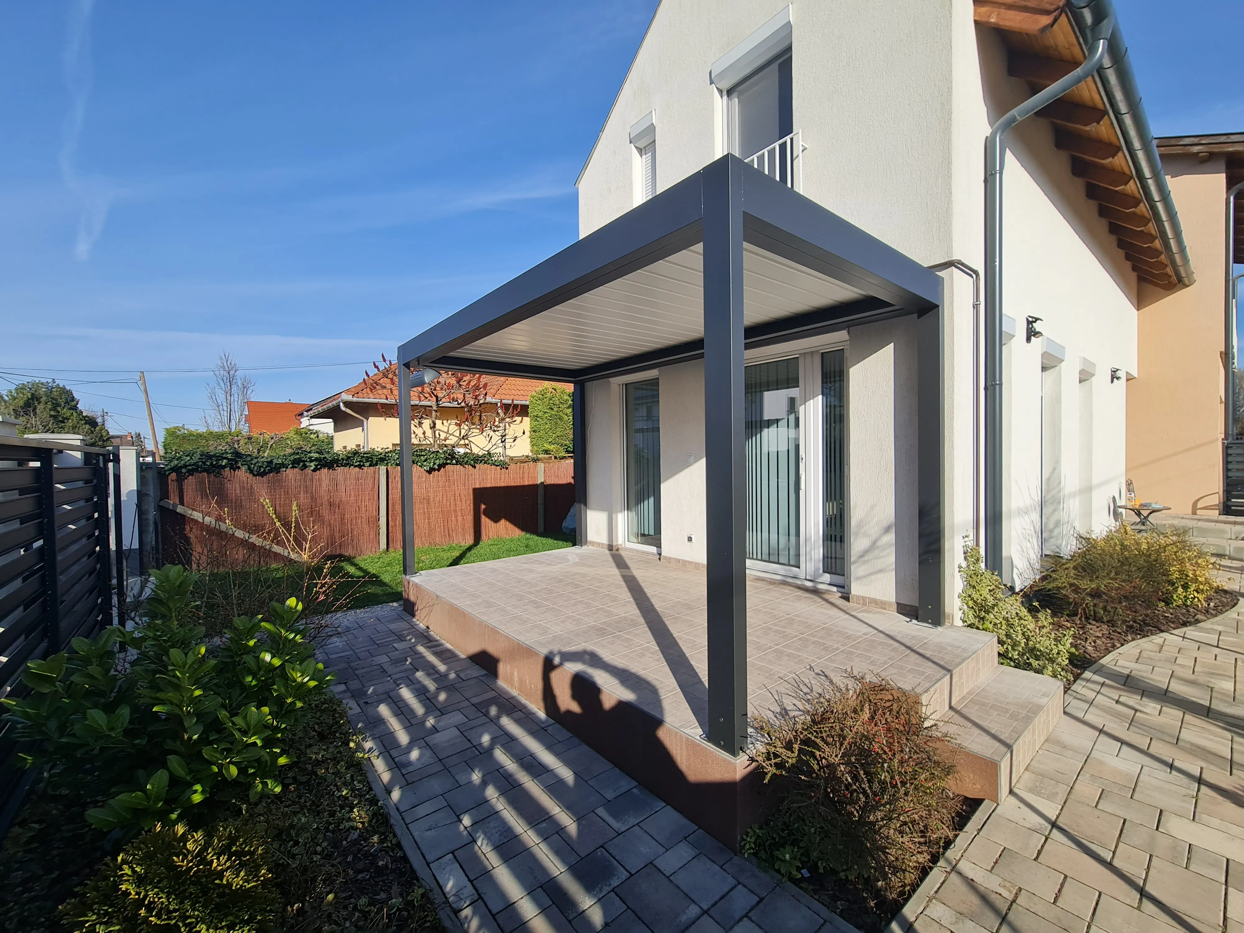 Bioklimatikus (sunguard) pergola tervezése és telepítése Budapesten, 2022-ben