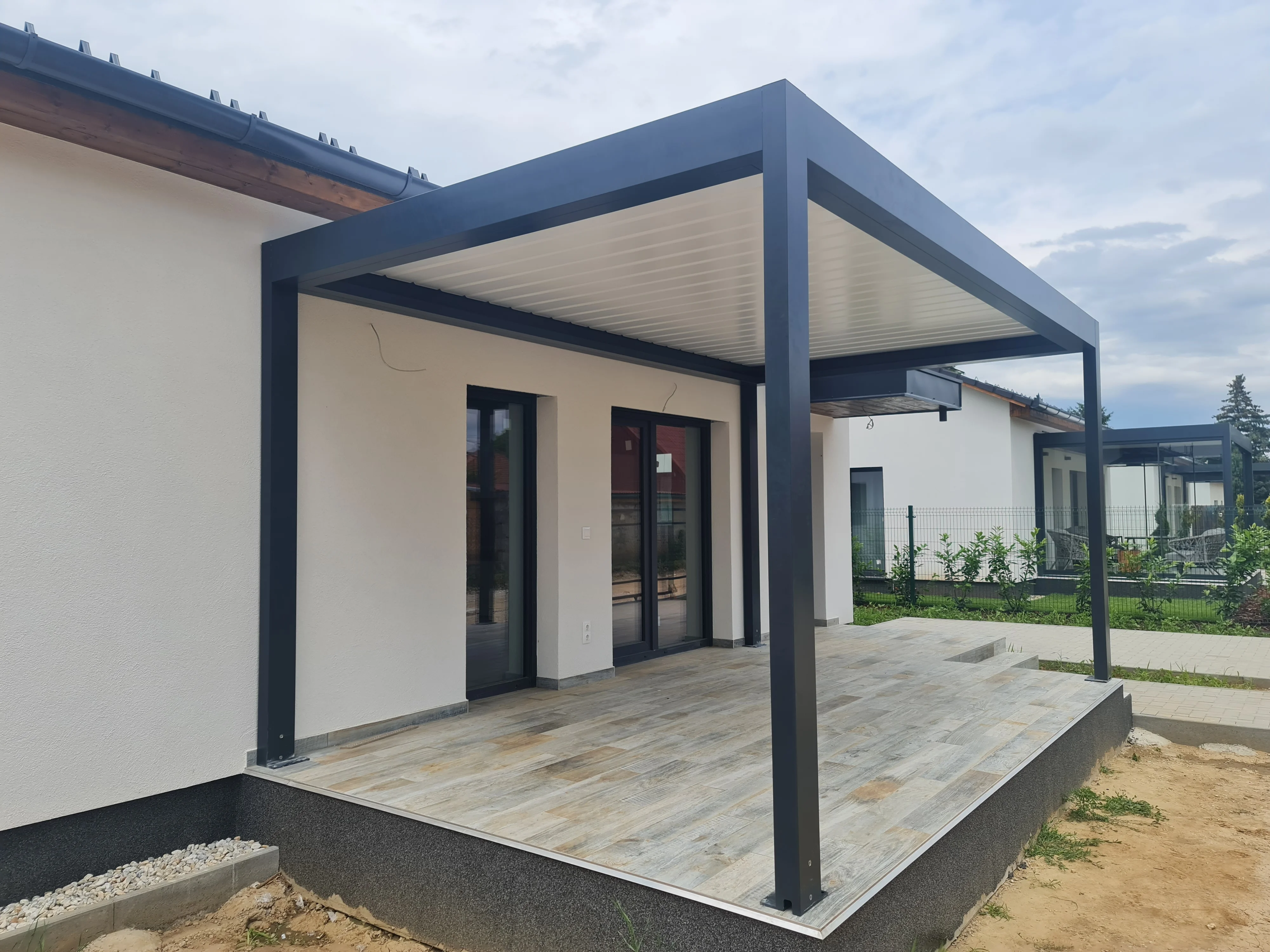 Bioklimatikus (sunguard) pergola tervezése és telepítése Budapesten, 2022-ben