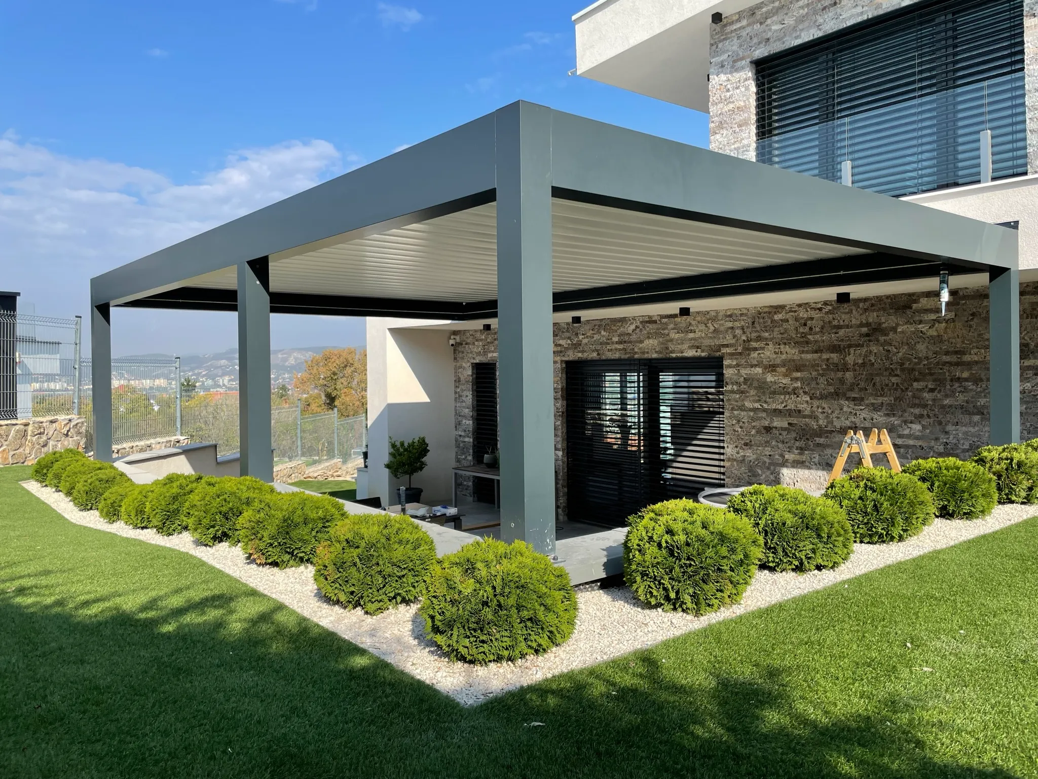 Bioklimatikus (sunguard) pergola tervezése és telepítése Budapesten, 2022-ben