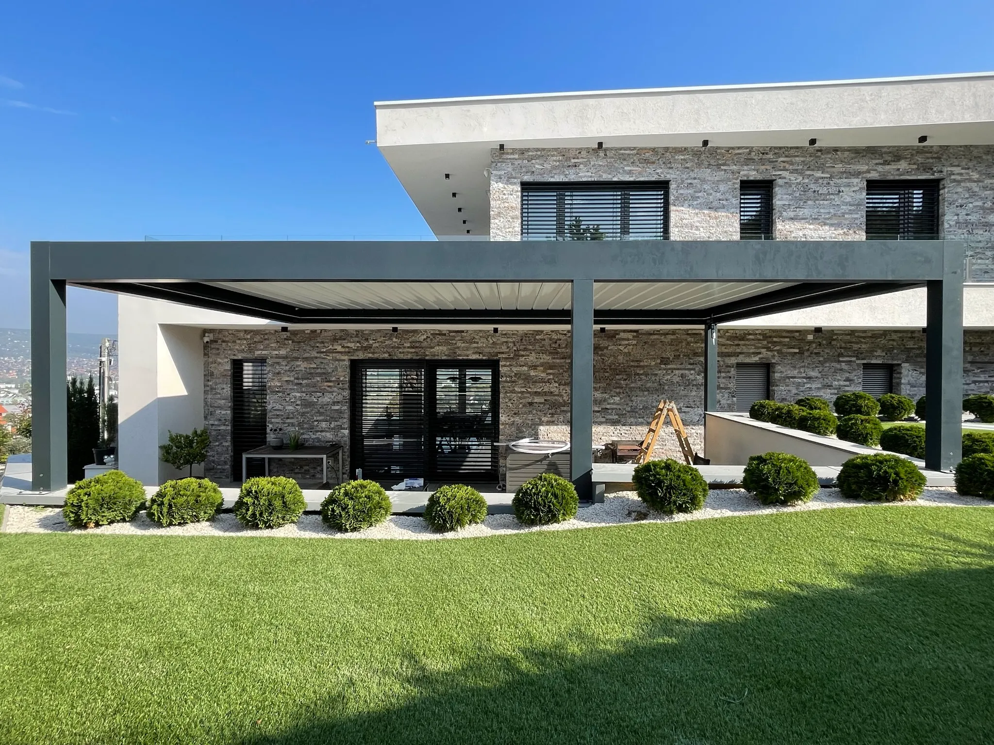 Bioklimatikus (sunguard) pergola tervezése és telepítése Budapesten, 2022-ben