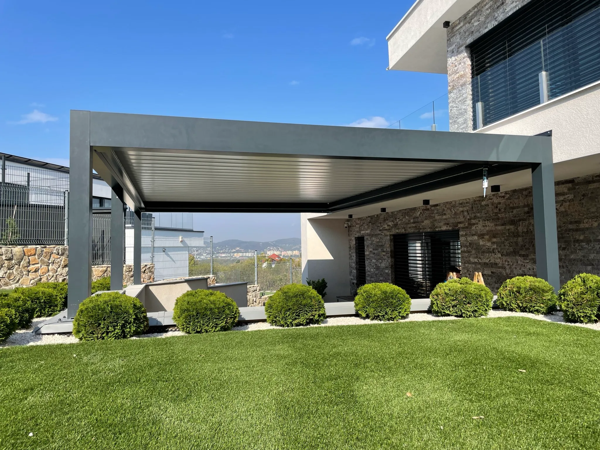 Bioklimatikus (sunguard) pergola tervezése és telepítése Budapesten, 2022-ben