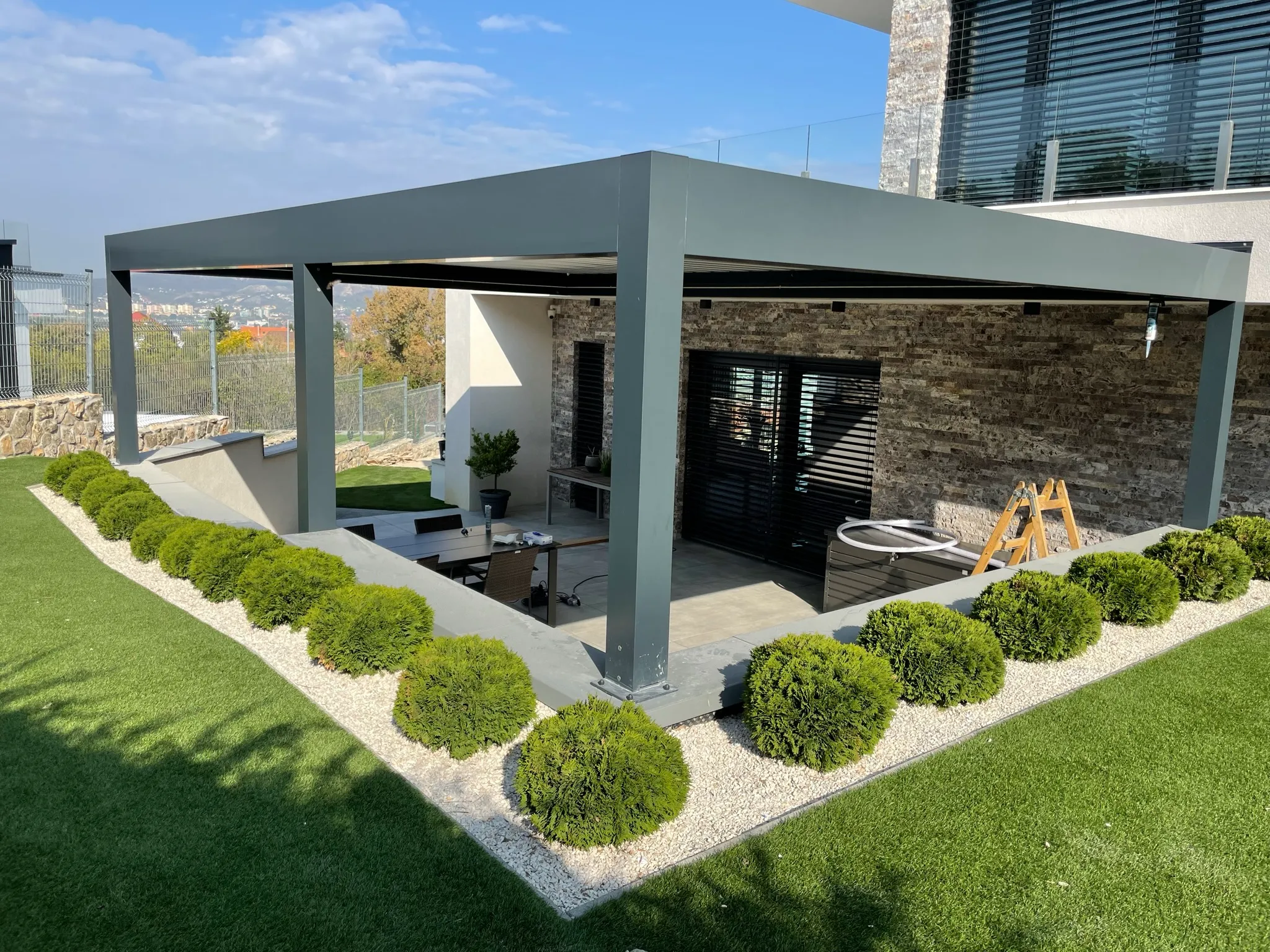Bioklimatikus (sunguard) pergola tervezése és telepítése Budapesten, 2022-ben