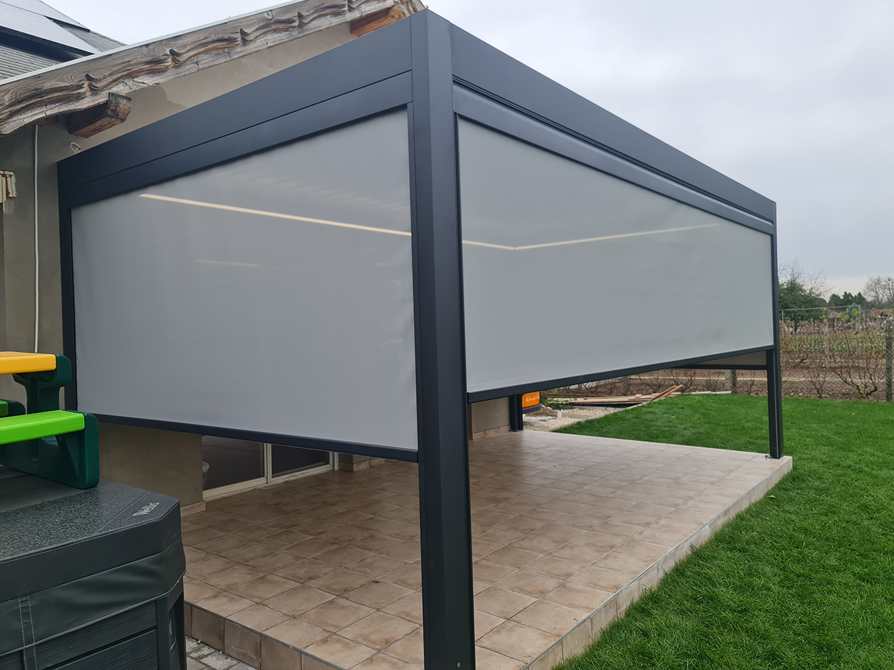 Bioklimatikus (sunguard) pergola tervezése és telepítése Budapesten, 2022-ben