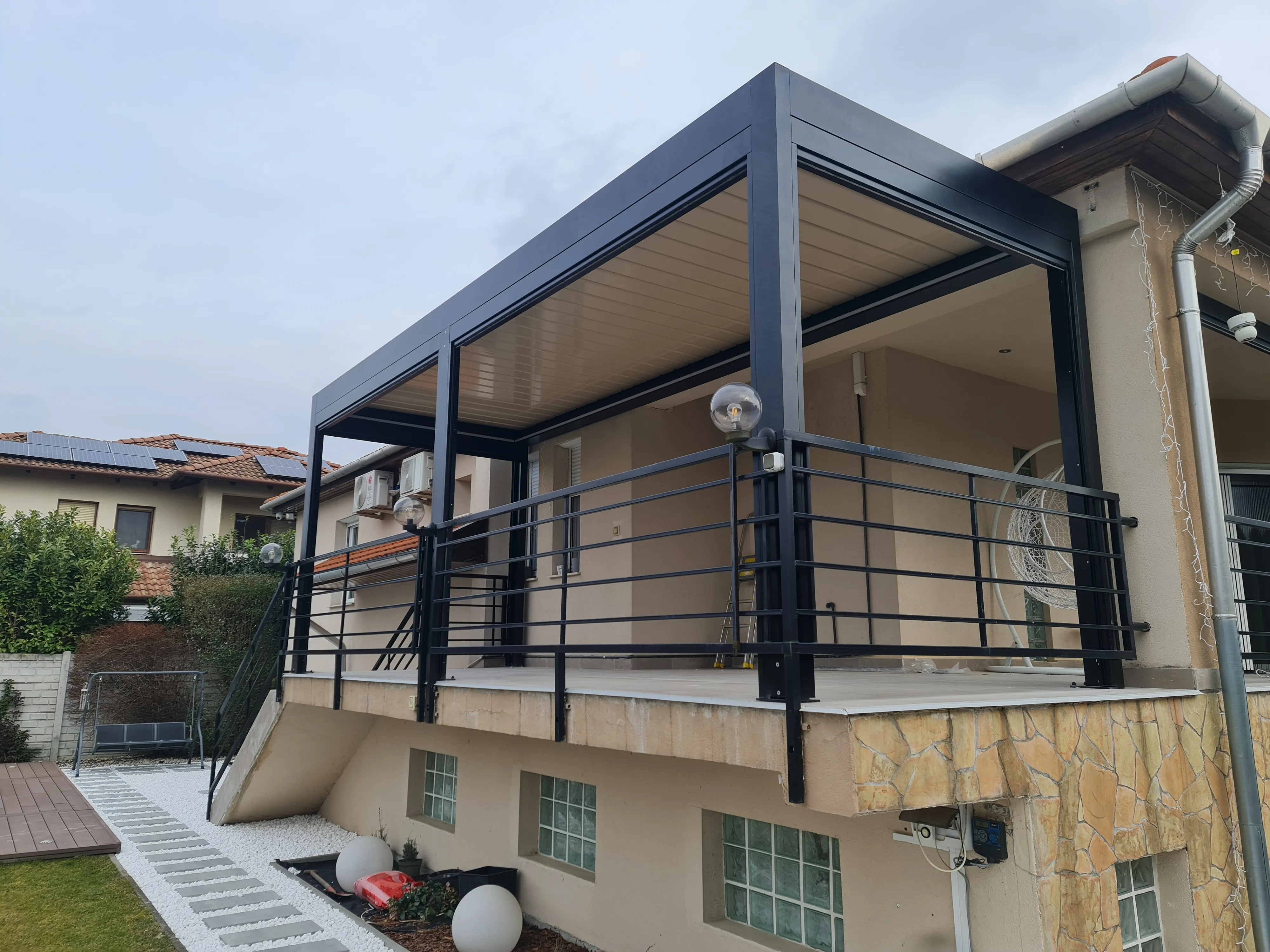 Bioklimatikus (sunguard) pergola tervezése és telepítése Budapesten, 2022-ben