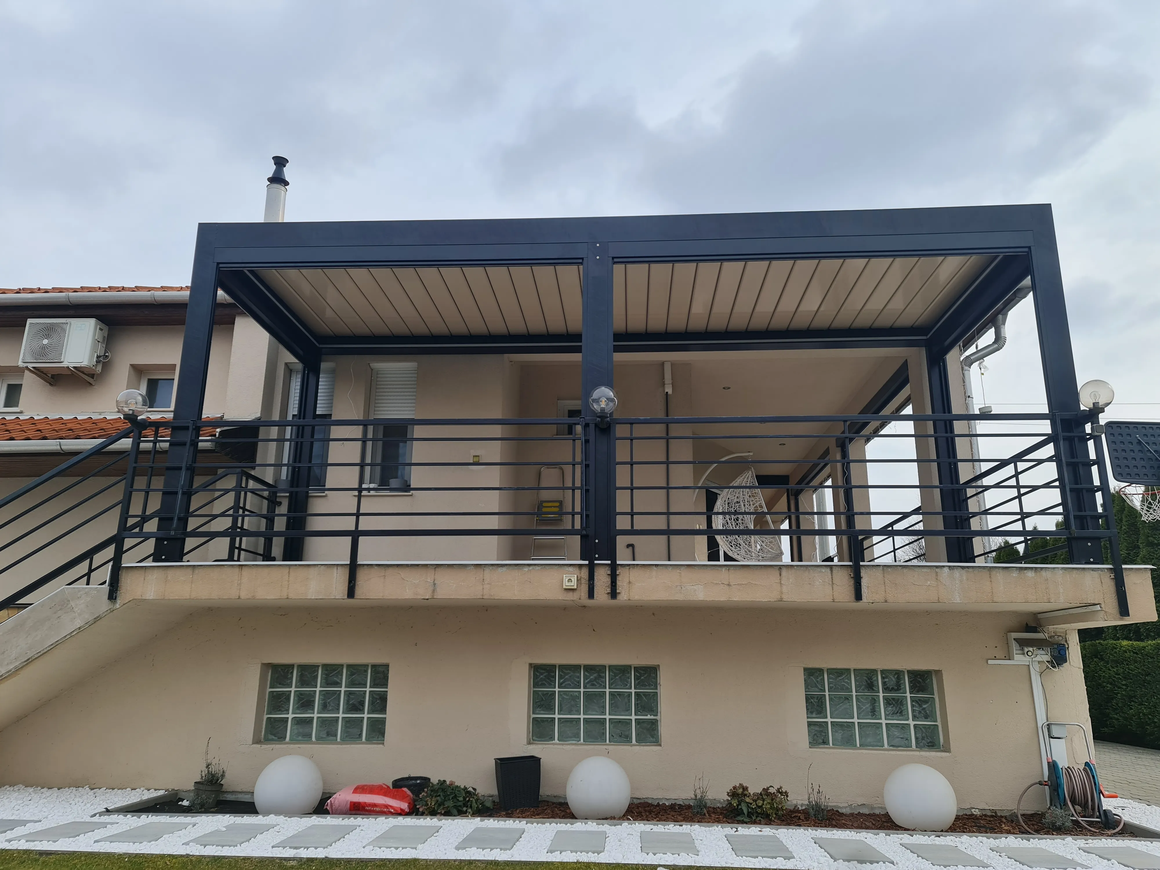 Bioklimatikus (sunguard) pergola tervezése és telepítése Budapesten, 2022-ben