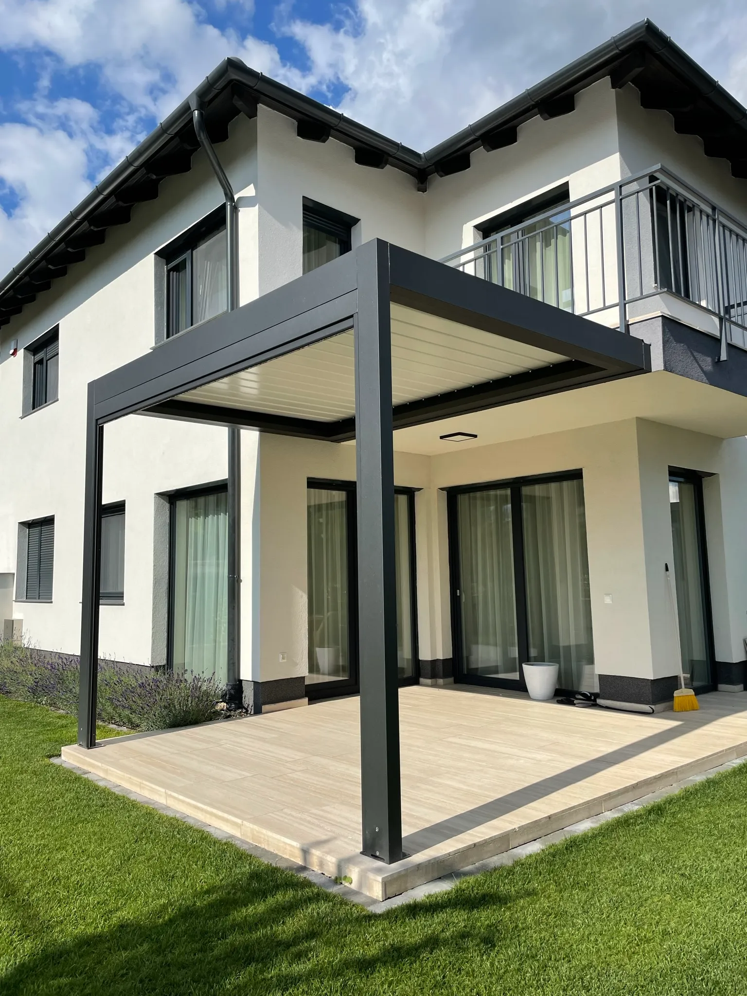 Bioklimatikus (sunguard) pergola tervezése és telepítése Budapesten, 2022-ben