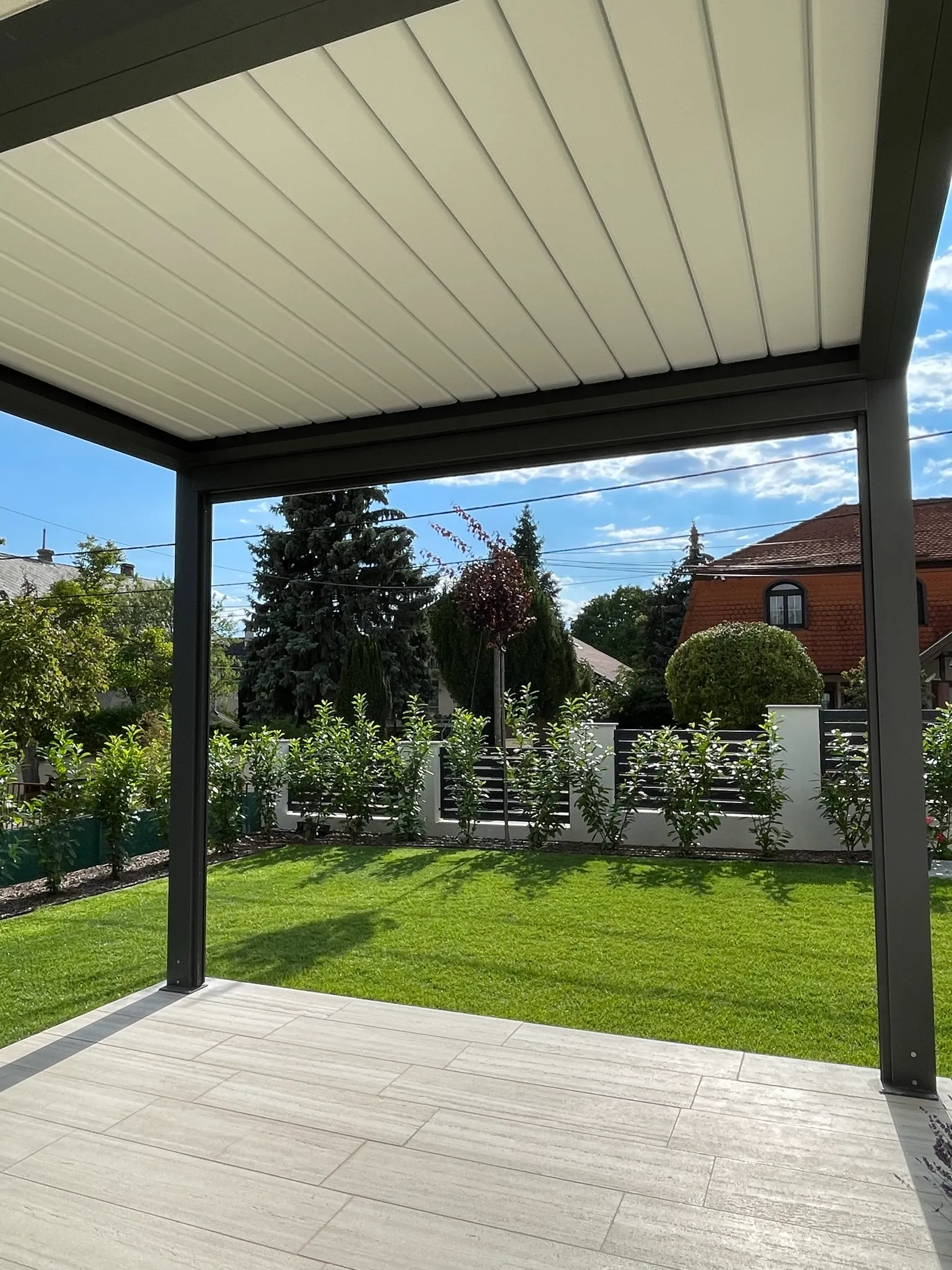 Bioklimatikus (sunguard) pergola tervezése és telepítése Budapesten, 2022-ben