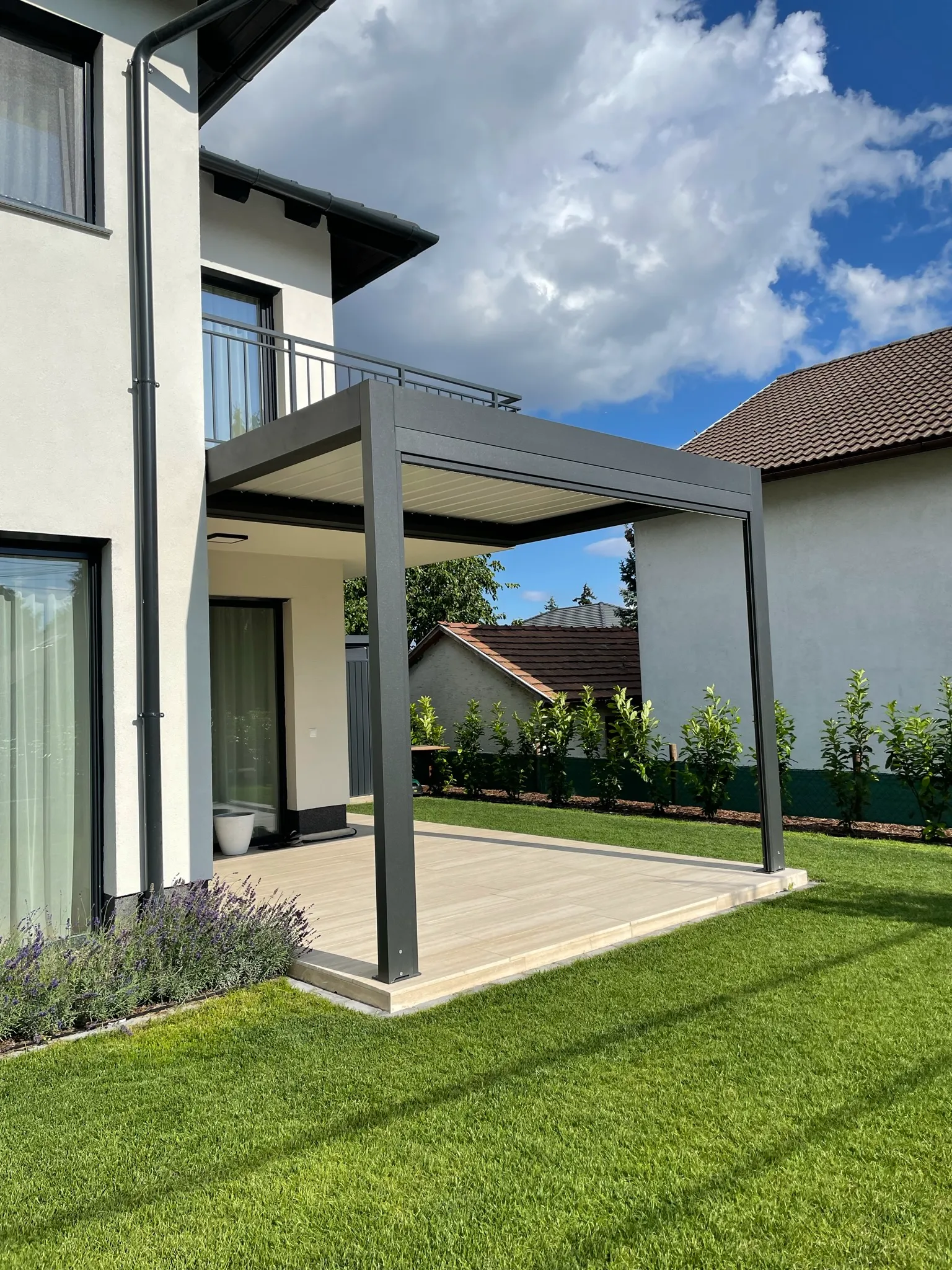 Bioklimatikus (sunguard) pergola tervezése és telepítése Budapesten, 2022-ben