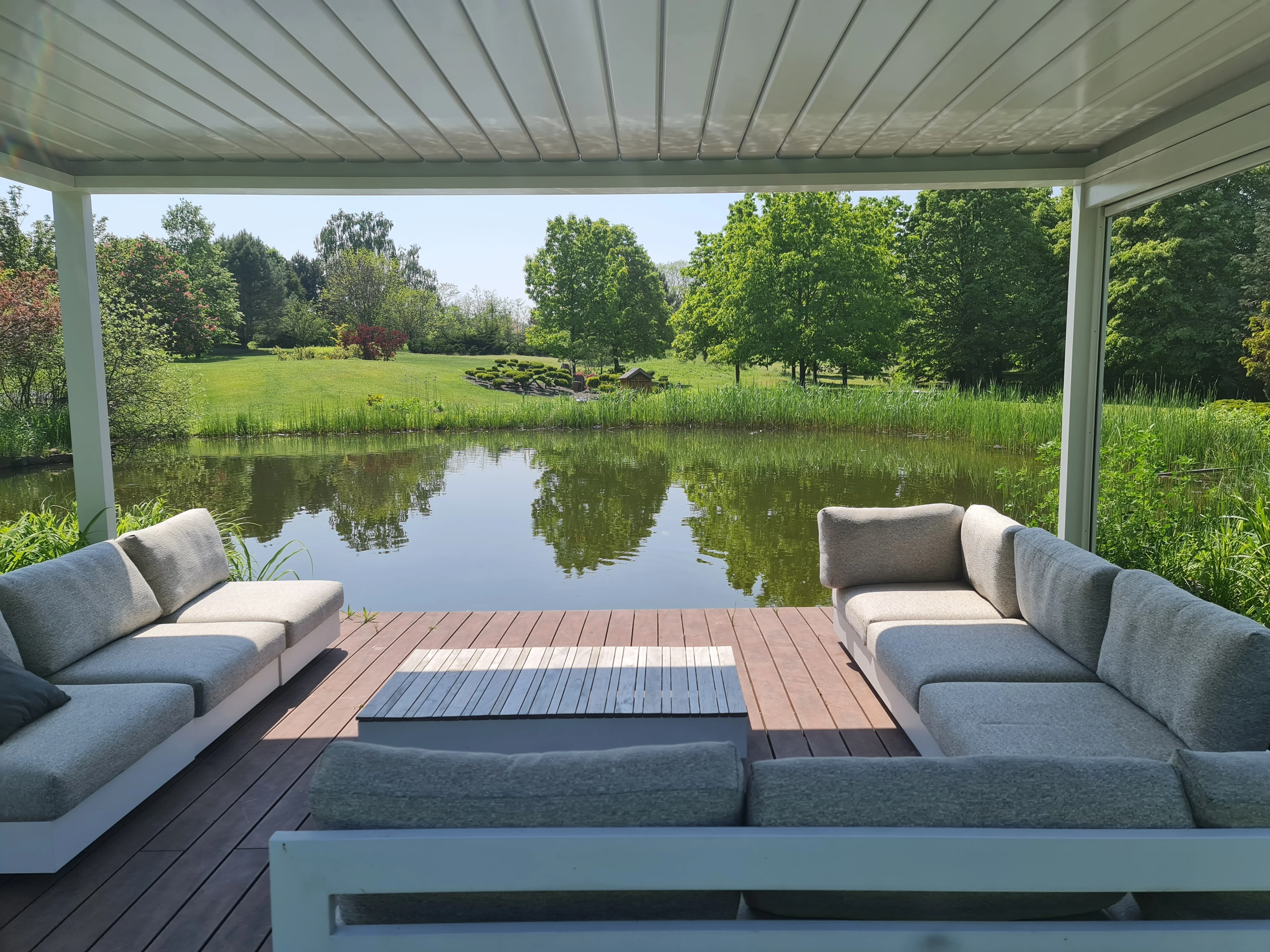 Bioklimatikus (sunguard) pergola tervezése és telepítése Budapesten, 2022-ben