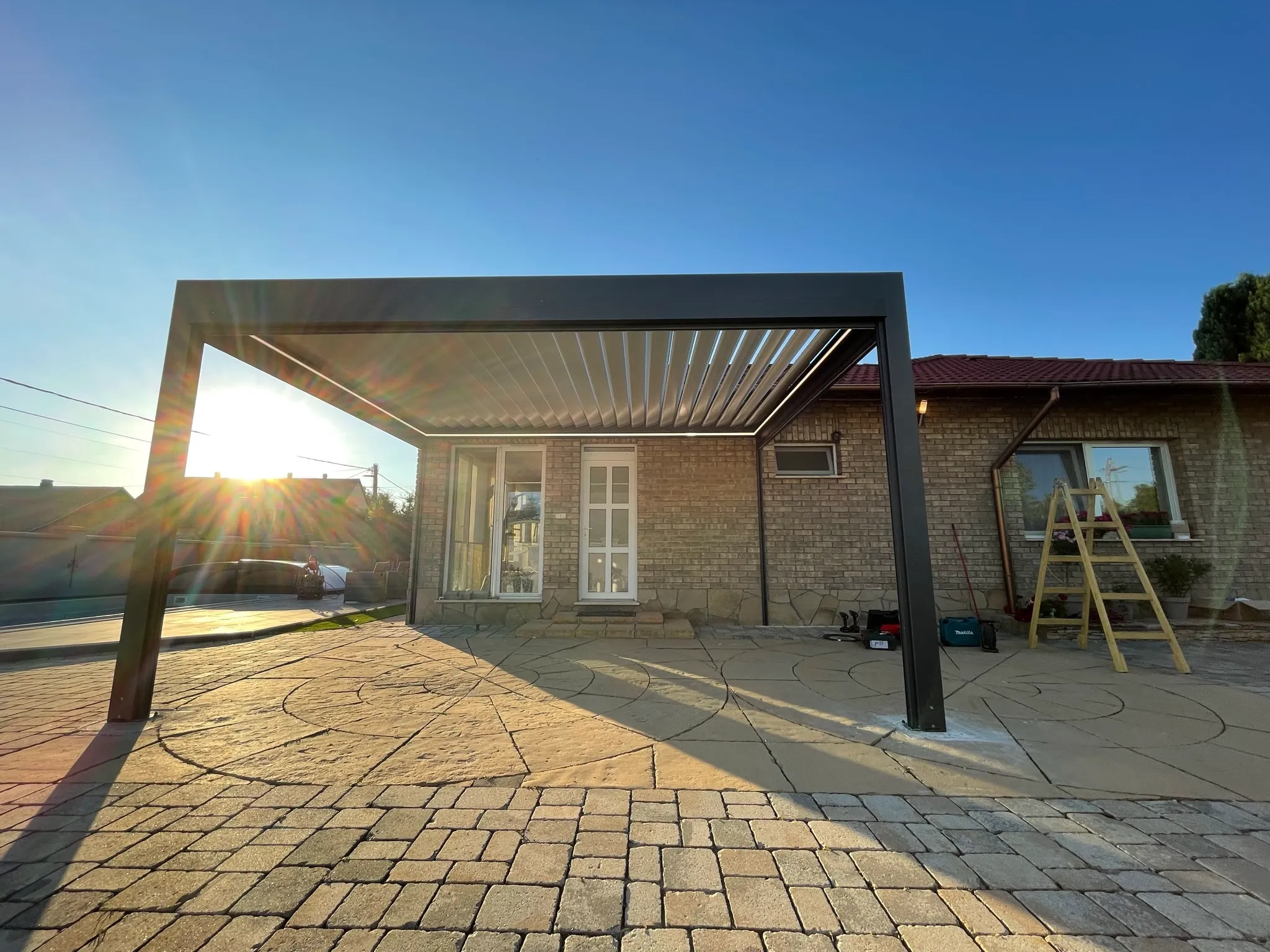 Bioklimatikus (sunguard) pergola tervezése és telepítése Budapesten, 2022-ben