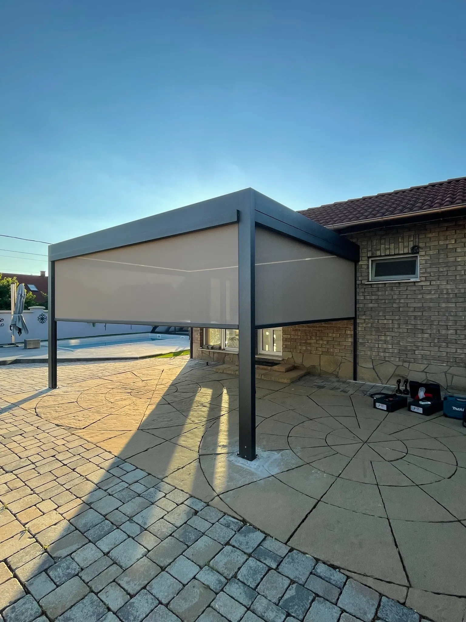 Bioklimatikus (sunguard) pergola tervezése és telepítése Budapesten, 2022-ben