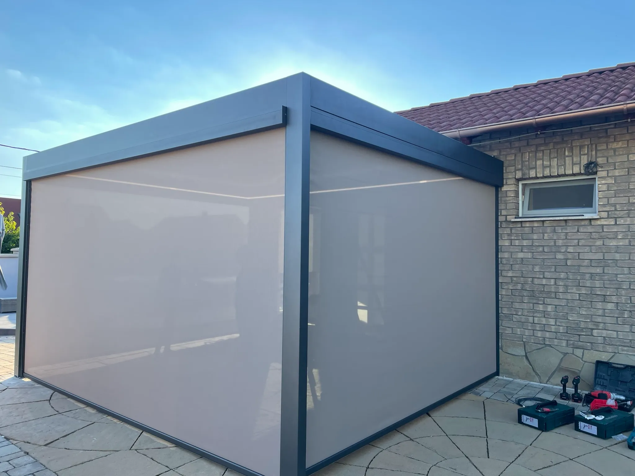 Bioklimatikus (sunguard) pergola tervezése és telepítése Budapesten, 2022-ben