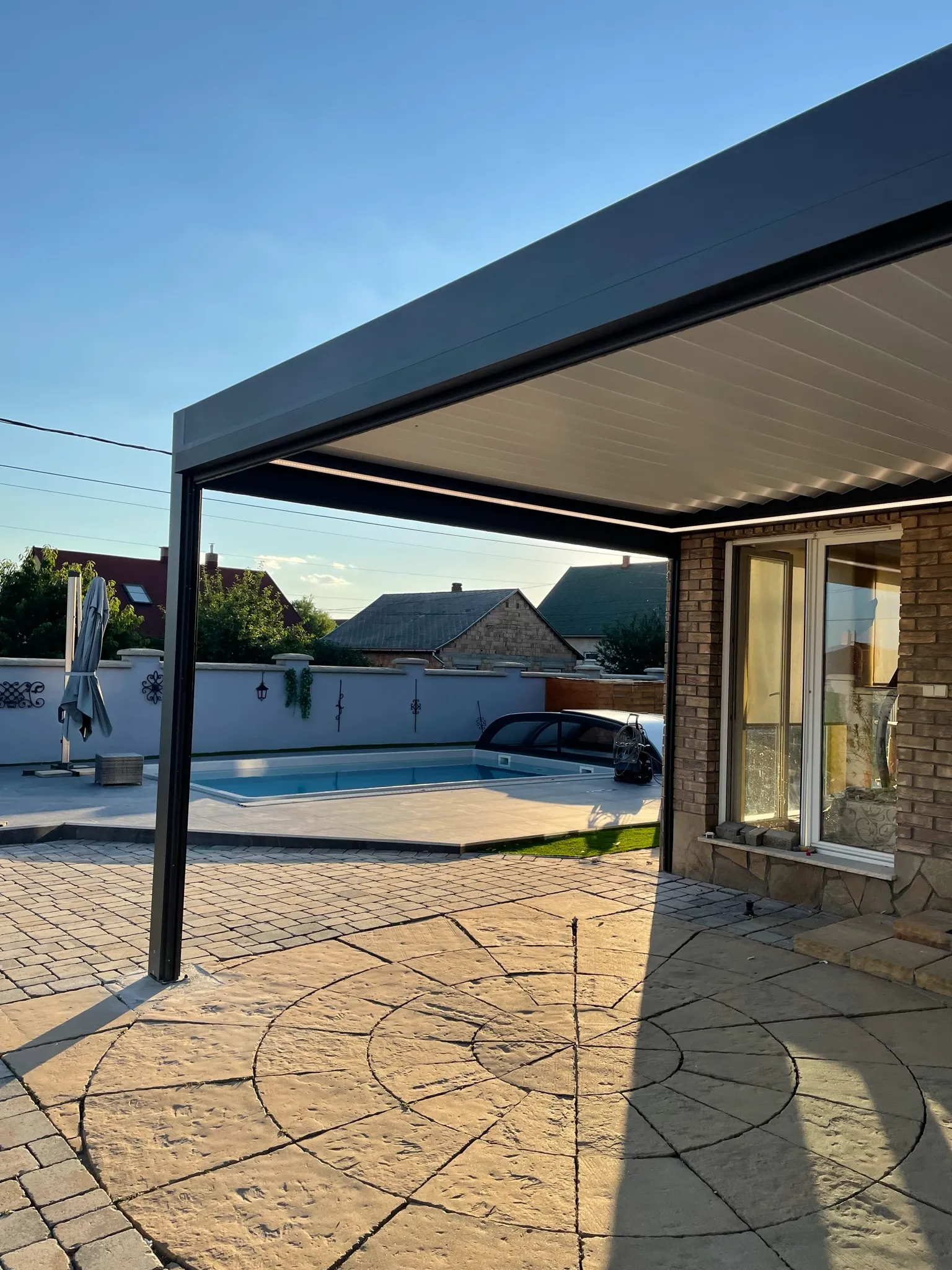 Bioklimatikus (sunguard) pergola tervezése és telepítése Budapesten, 2022-ben