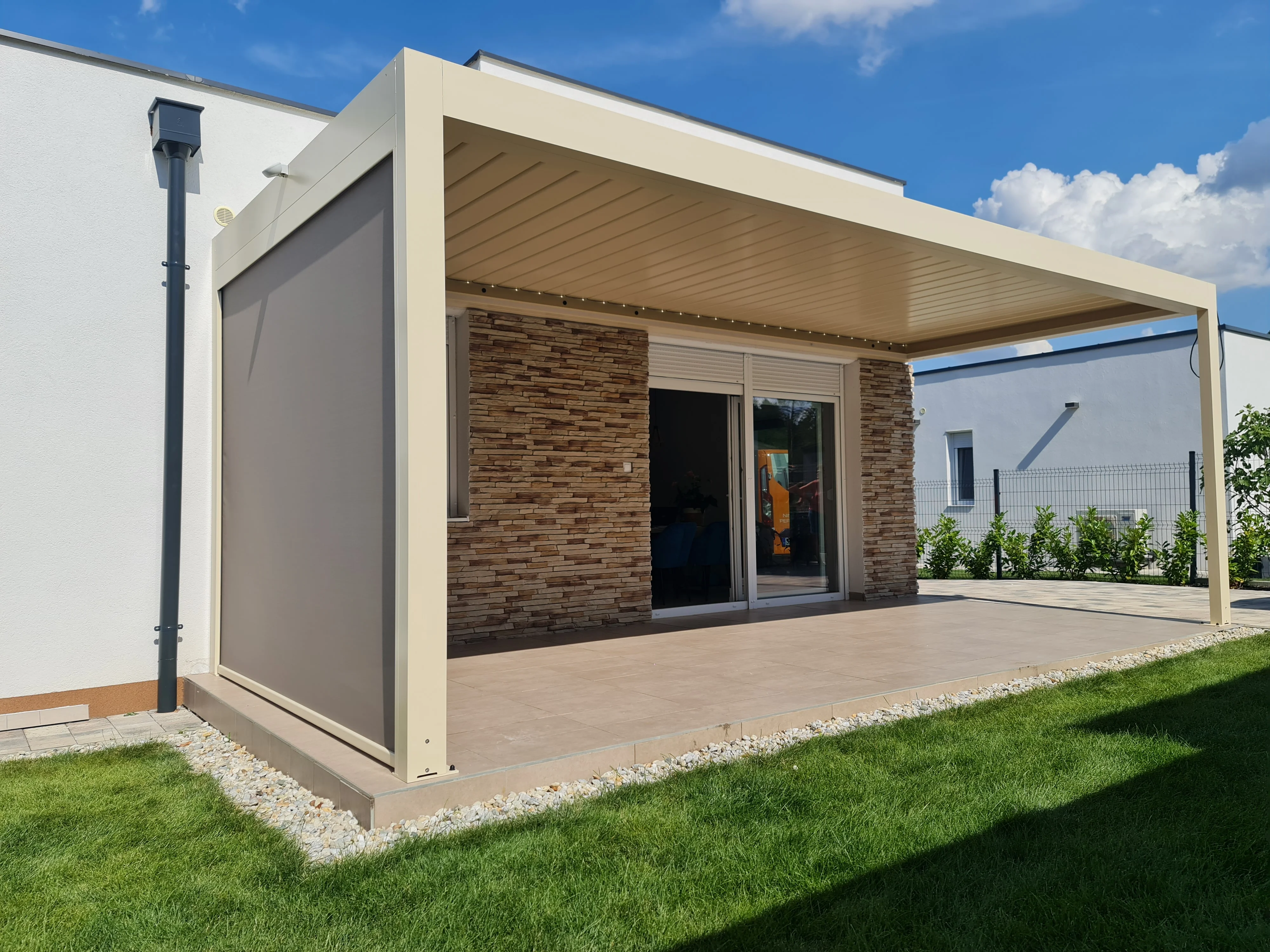 Bioklimatikus (sunguard) pergola tervezése és telepítése Budapesten, 2022-ben