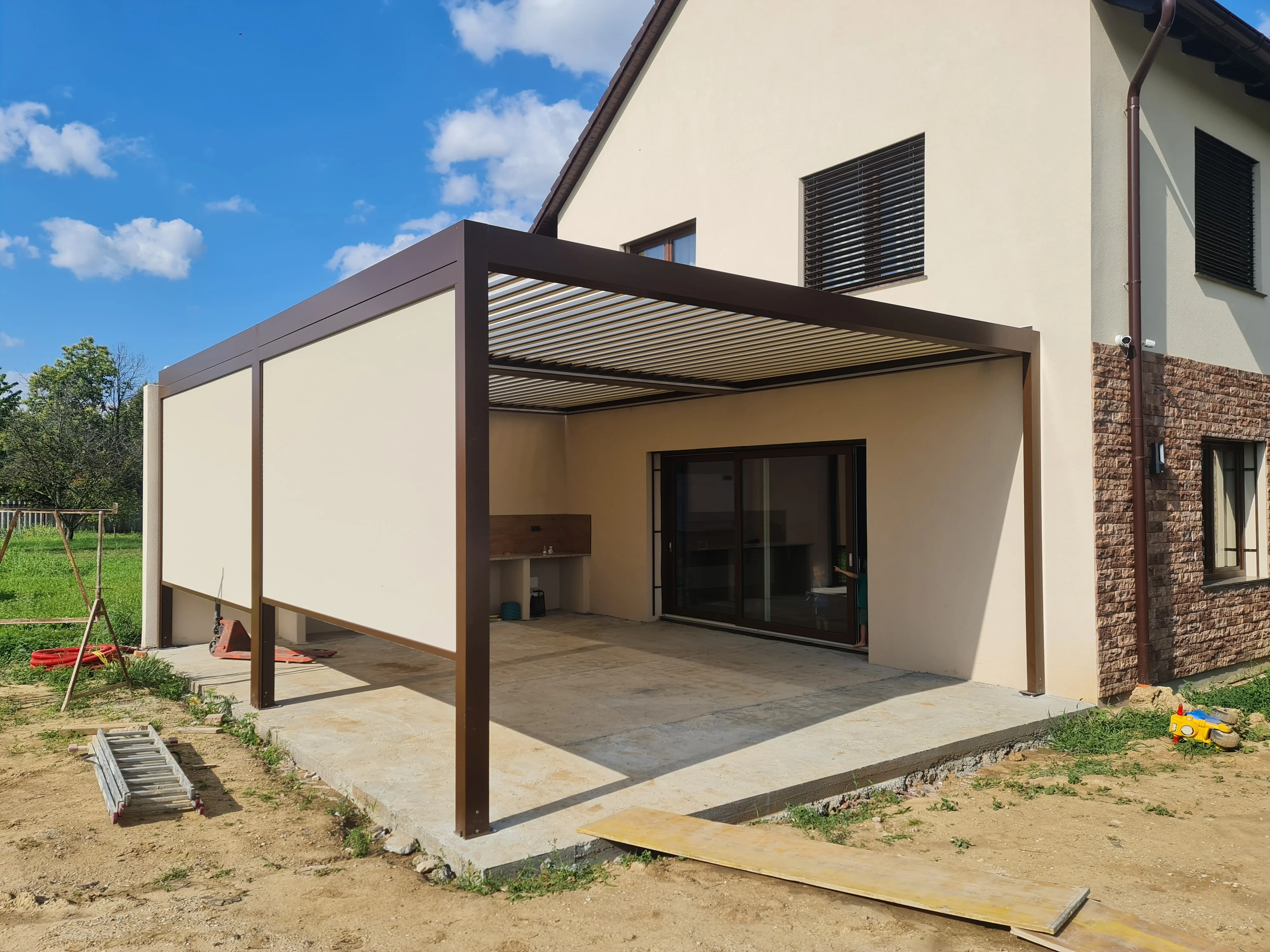 Bioklimatikus (sunguard) pergola tervezése és telepítése Budapesten, 2022-ben