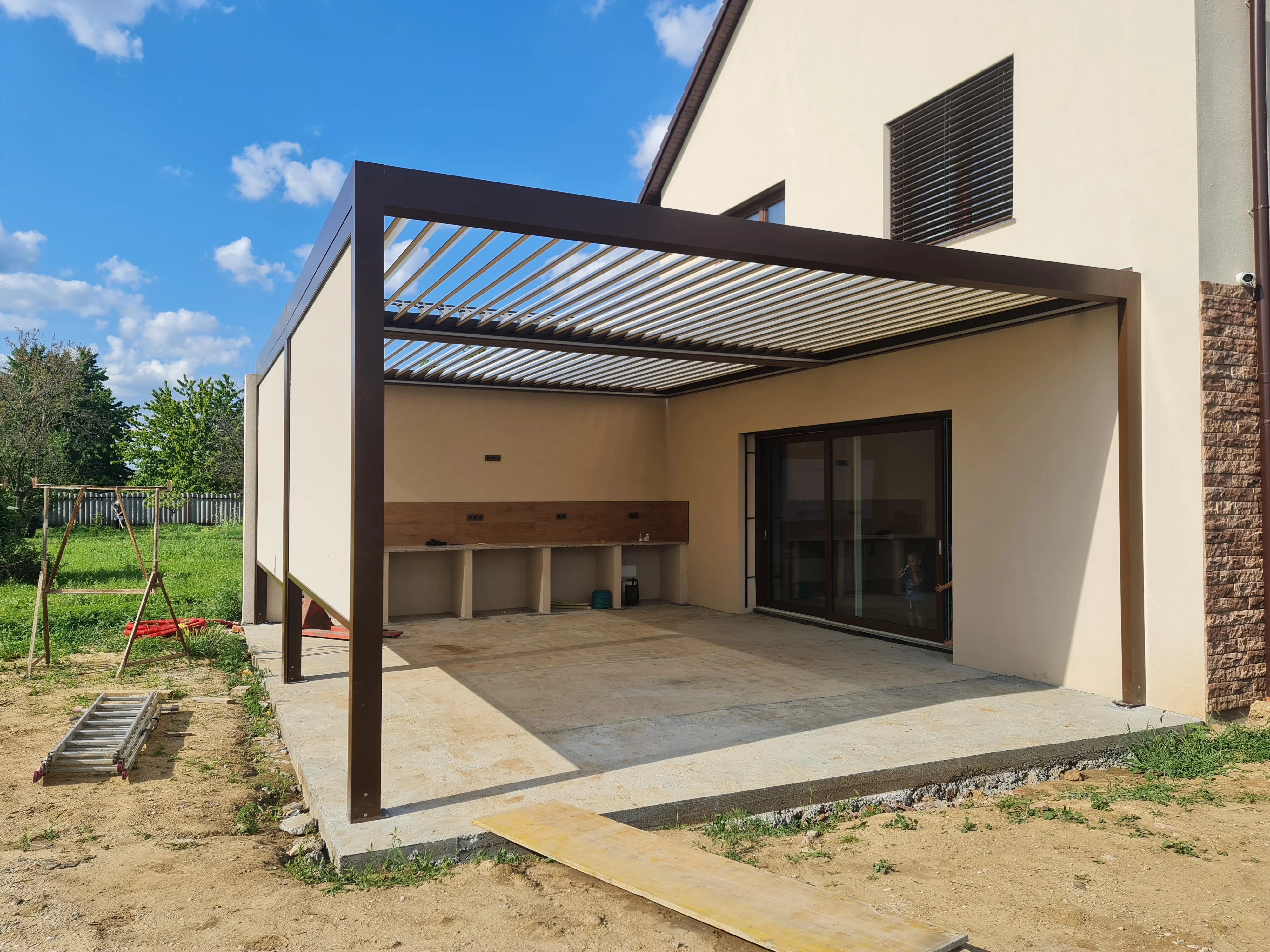 Bioklimatikus (sunguard) pergola tervezése és telepítése Budapesten, 2022-ben