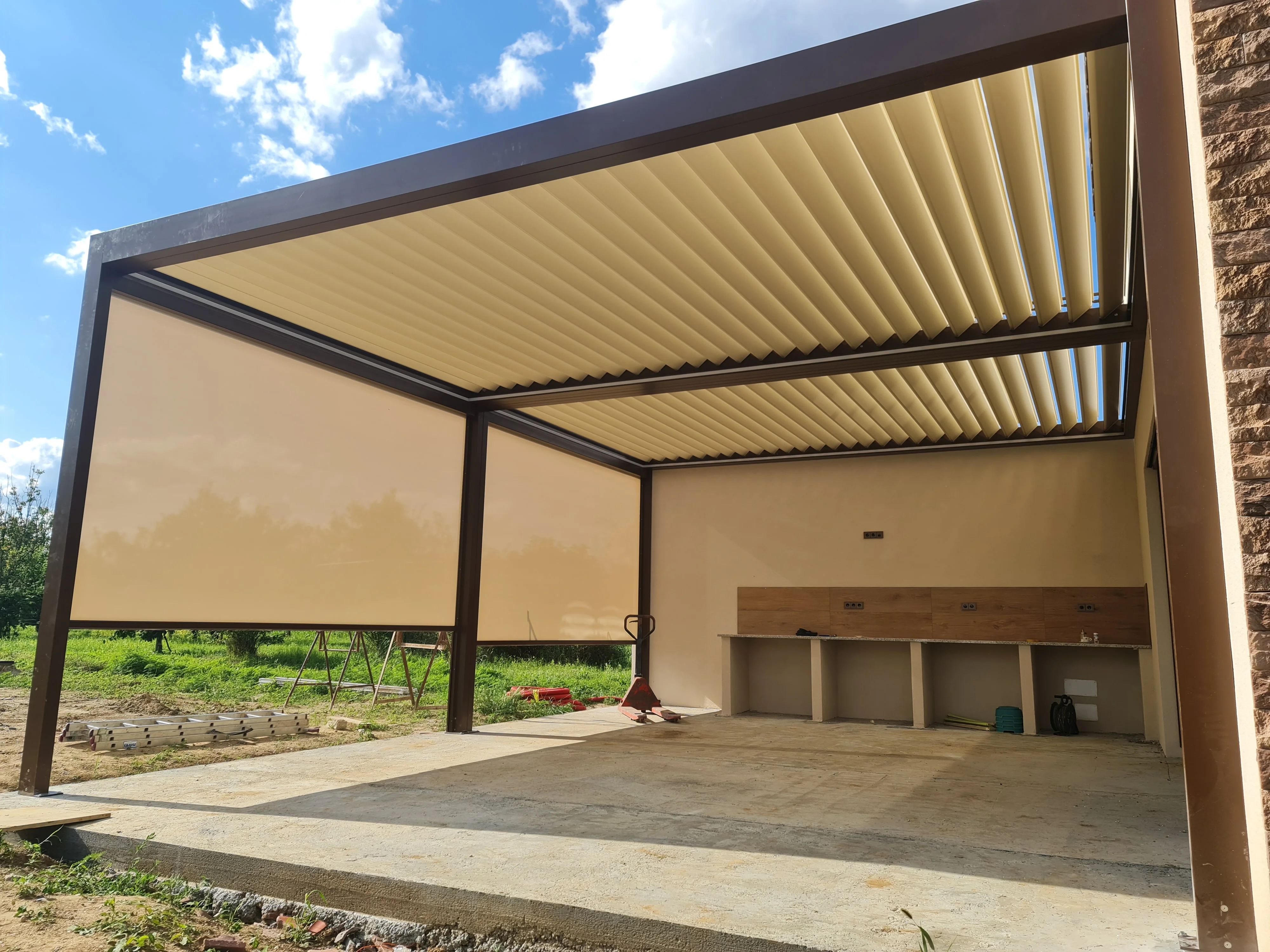 Bioklimatikus (sunguard) pergola tervezése és telepítése Budapesten, 2022-ben