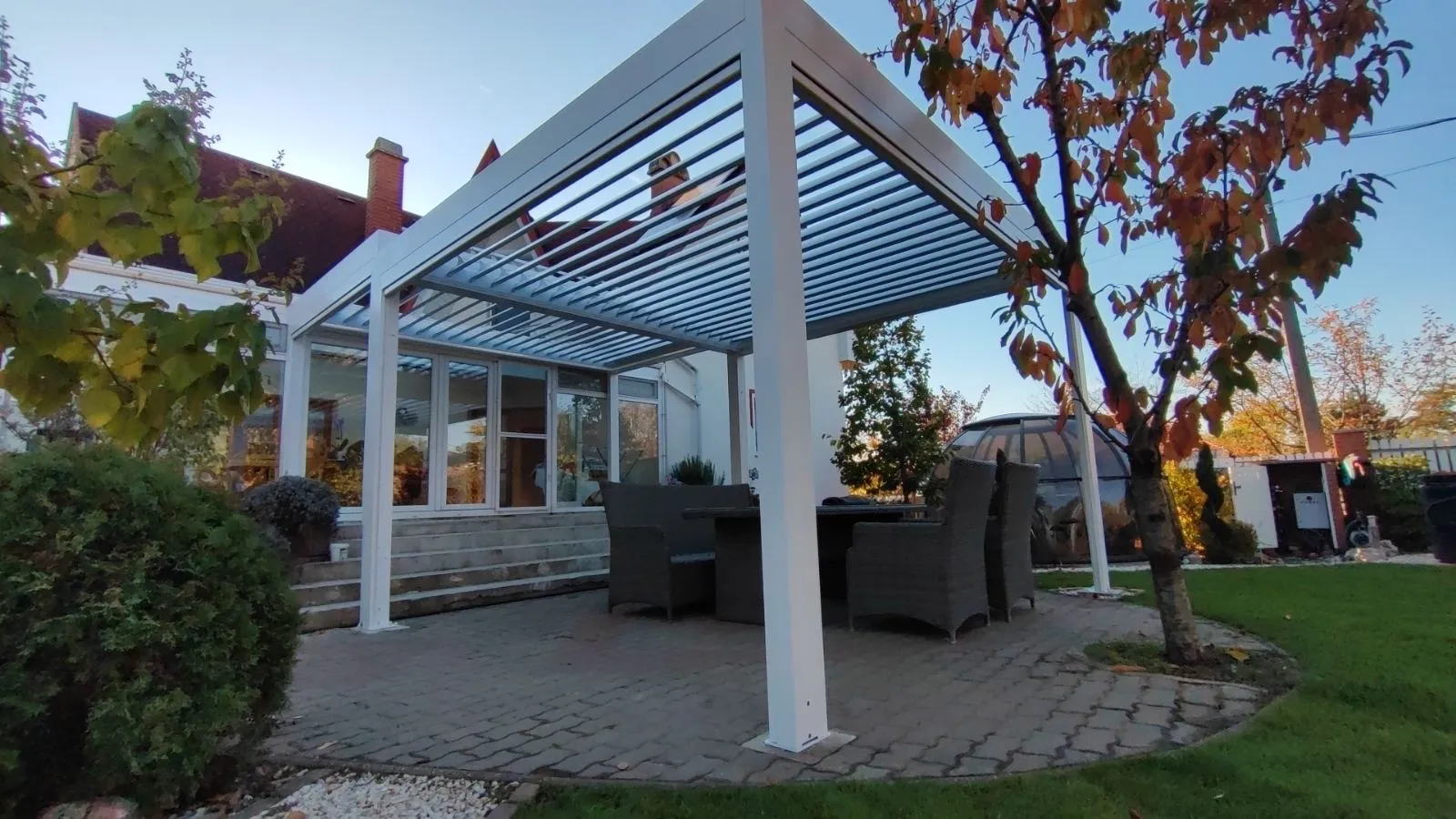 Bioklimatikus (sunguard) pergola tervezése és telepítése Budapesten, 2022-ben