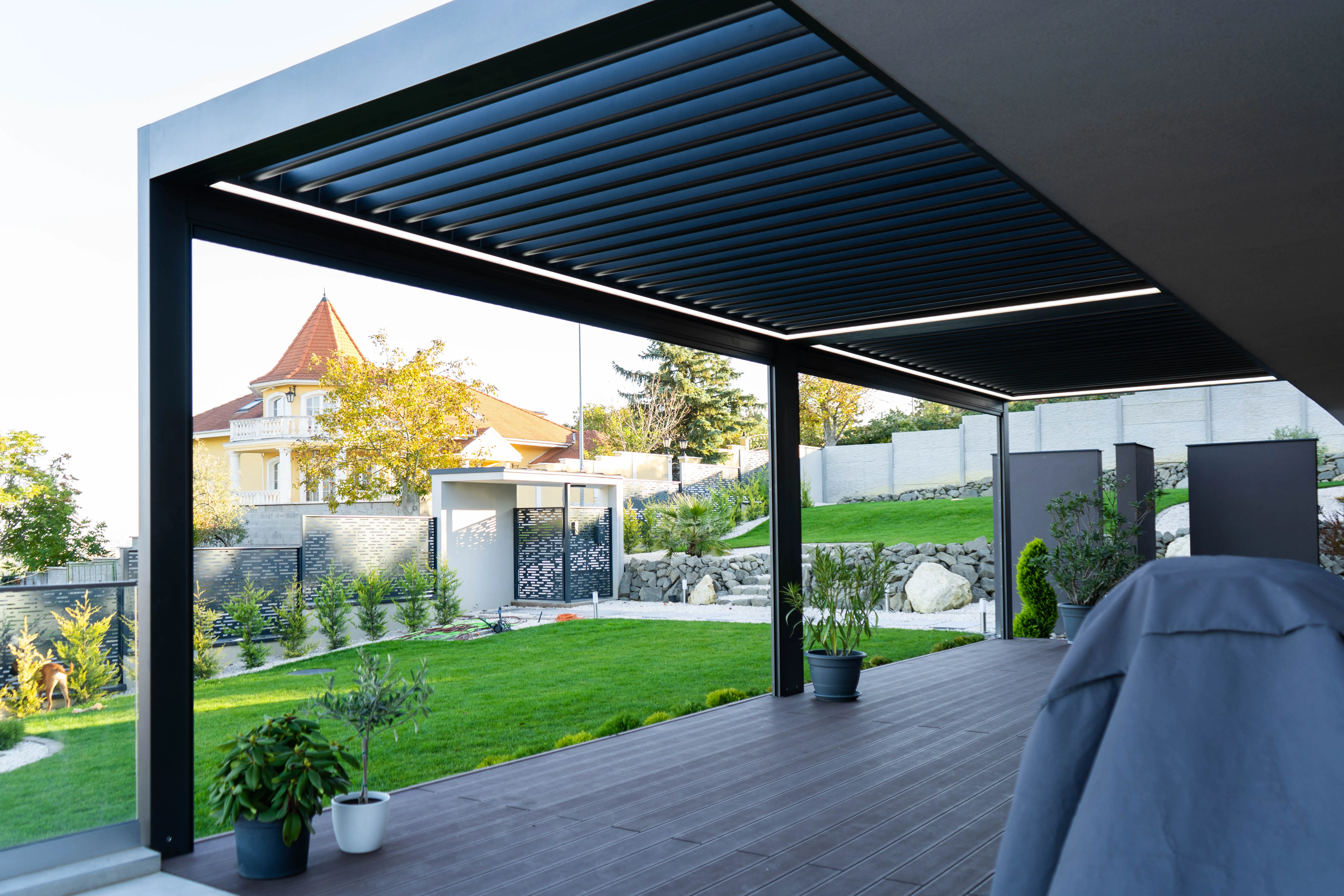 Bioklimatikus (sunguard) pergola tervezése és telepítése Budapesten, 2022-ben