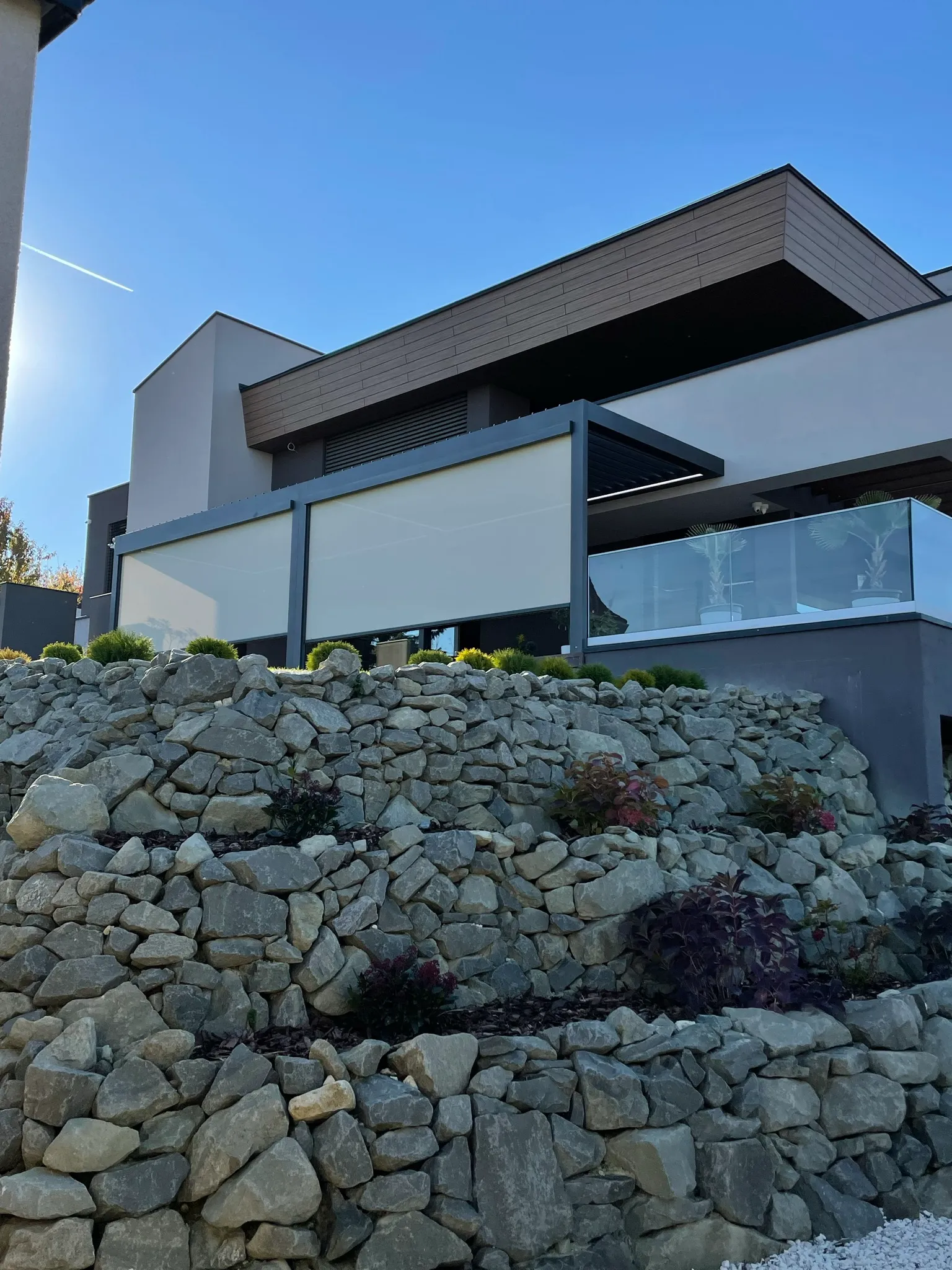 Bioklimatikus (sunguard) pergola tervezése és telepítése Budapesten, 2022-ben