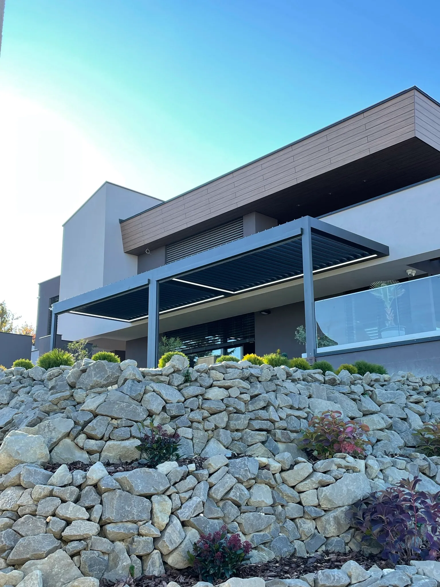 Bioklimatikus (sunguard) pergola tervezése és telepítése Budapesten, 2022-ben