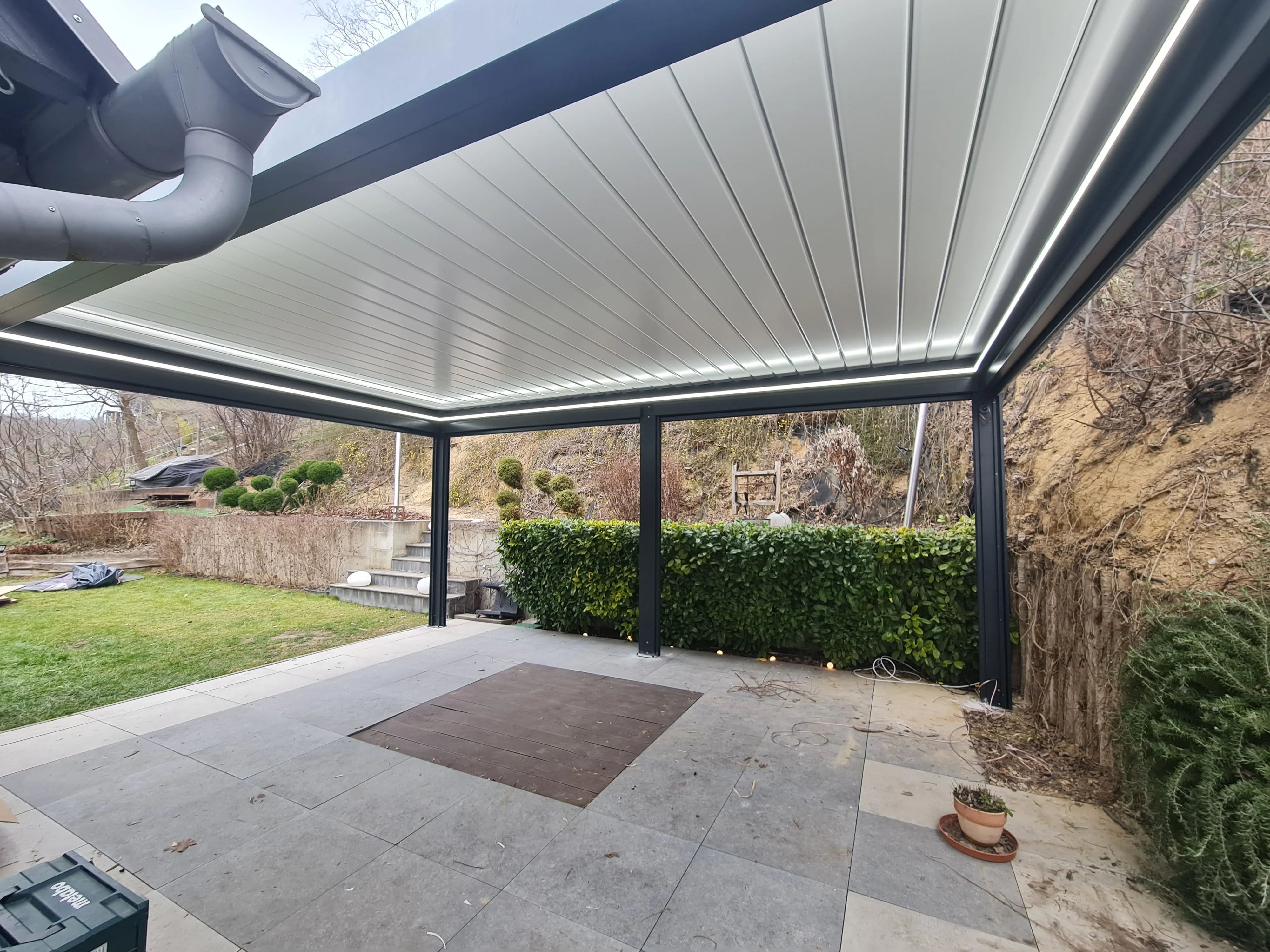 Bioklimatikus (sunguard) pergola tervezése és telepítése Budapesten, 2022-ben