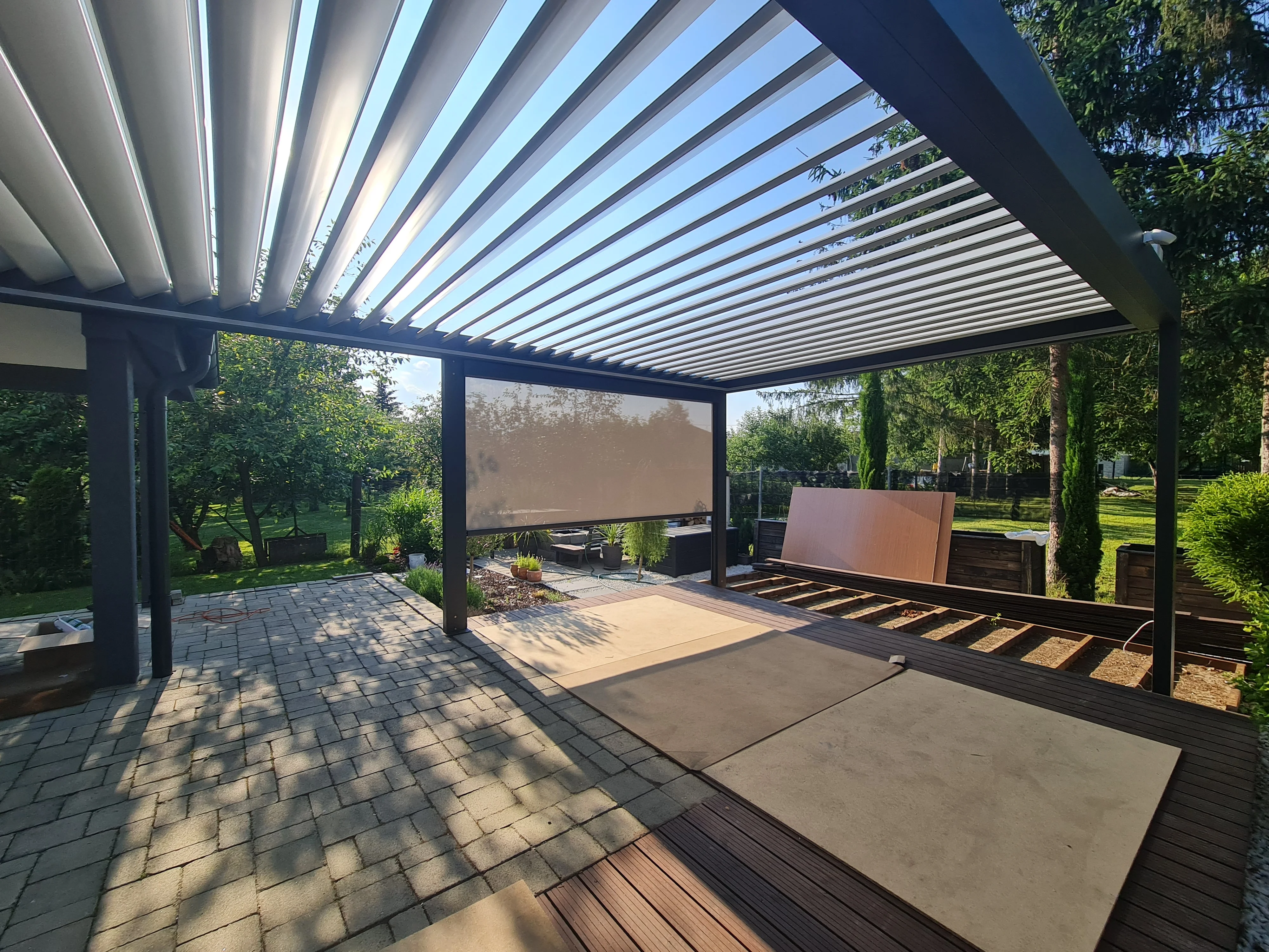 Bioklimatikus (sunguard) pergola tervezése és telepítése Budapesten, 2022-ben