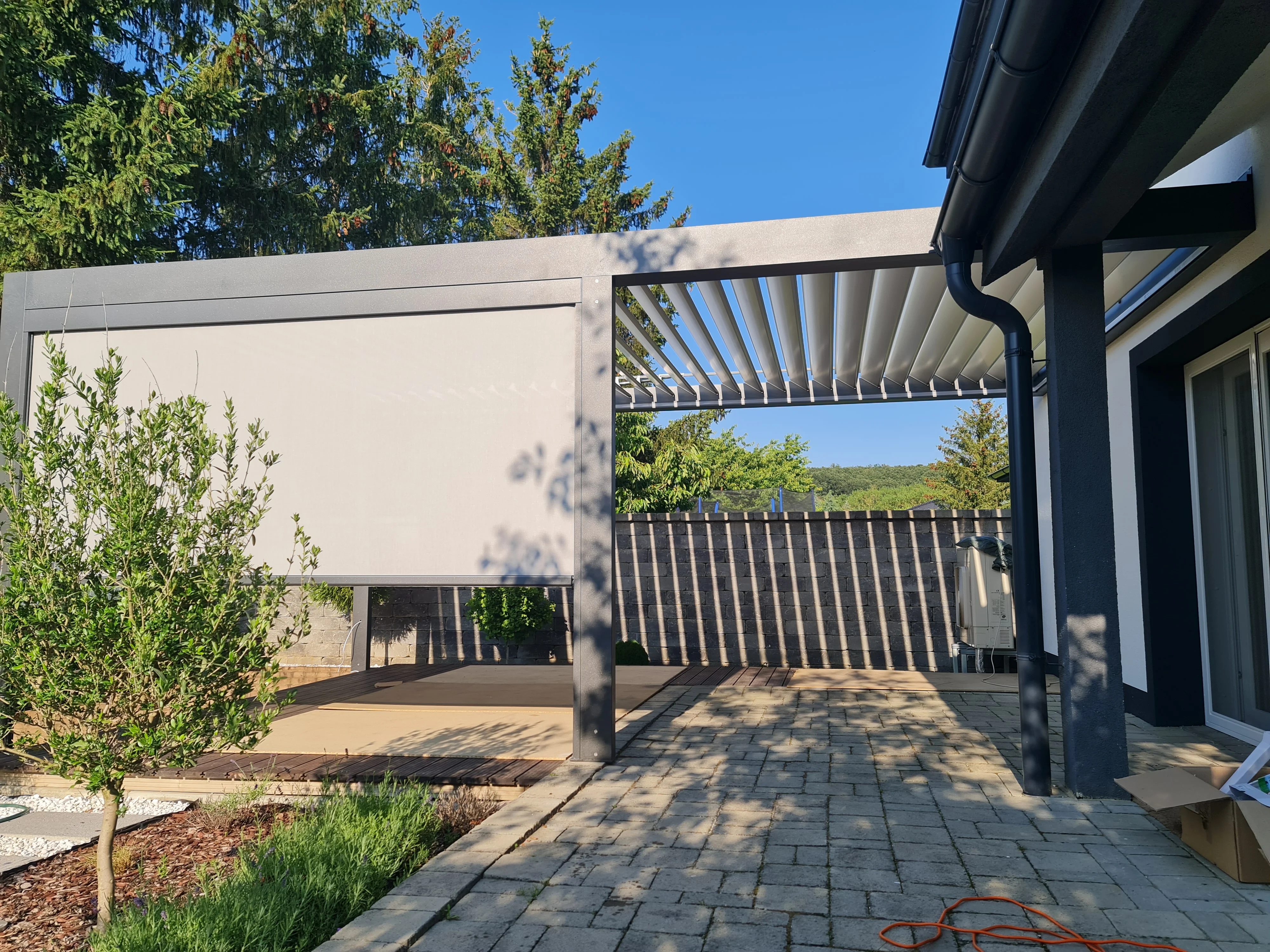 Bioklimatikus (sunguard) pergola tervezése és telepítése Budapesten, 2022-ben