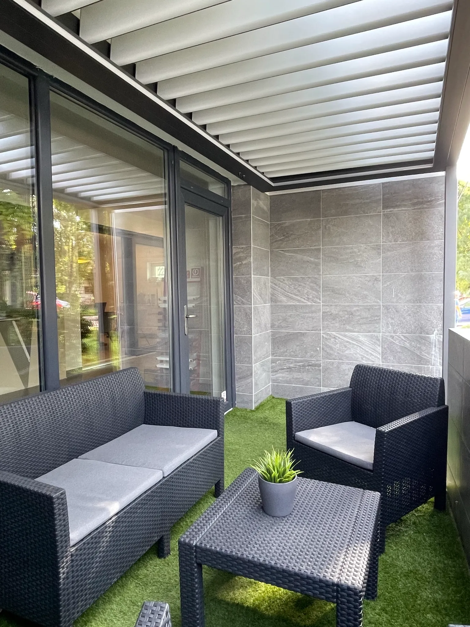 Bioklimatikus (sunguard) pergola tervezése és telepítése Budapesten, 2022-ben