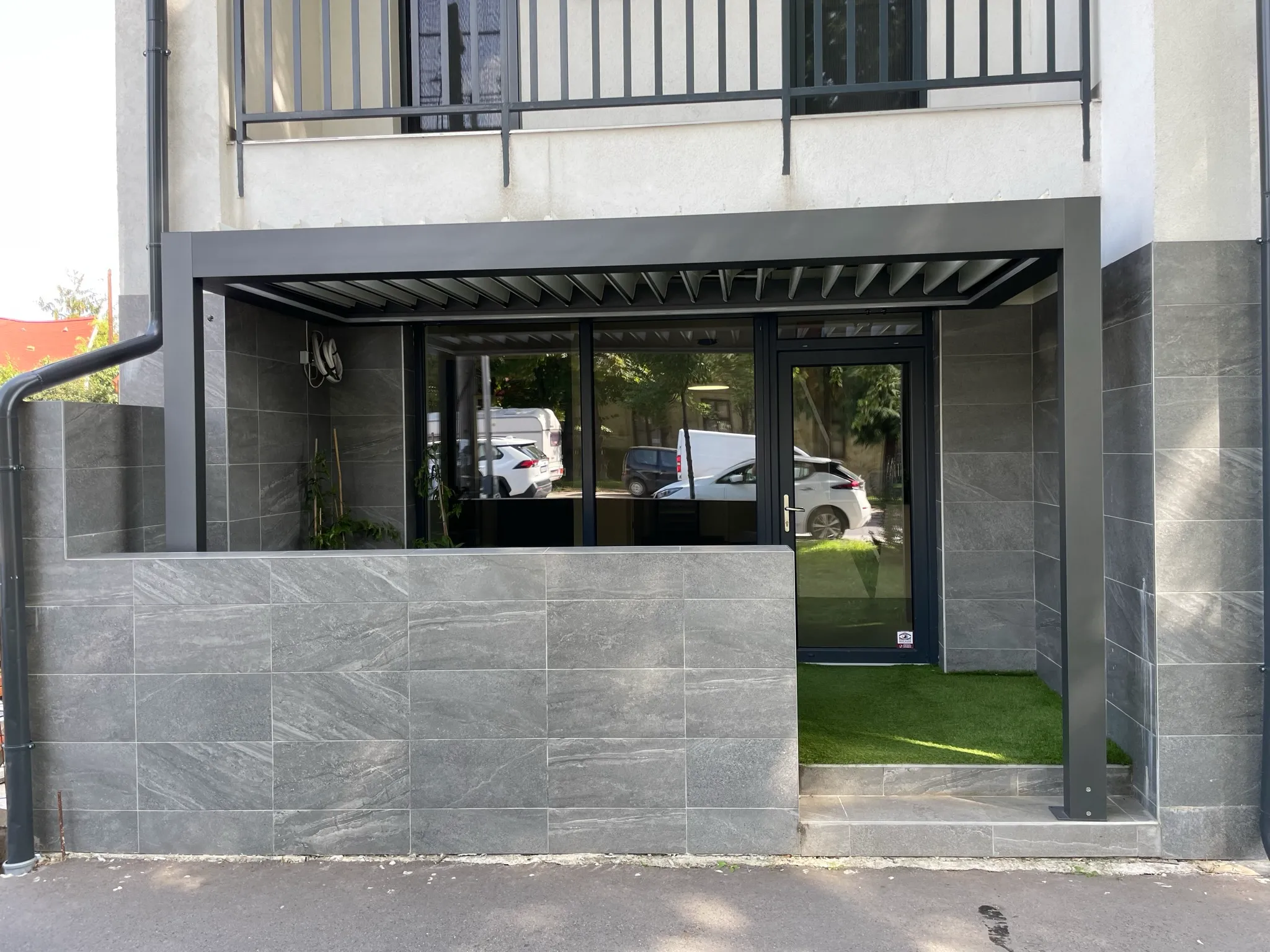 Bioklimatikus (sunguard) pergola tervezése és telepítése Budapesten, 2022-ben