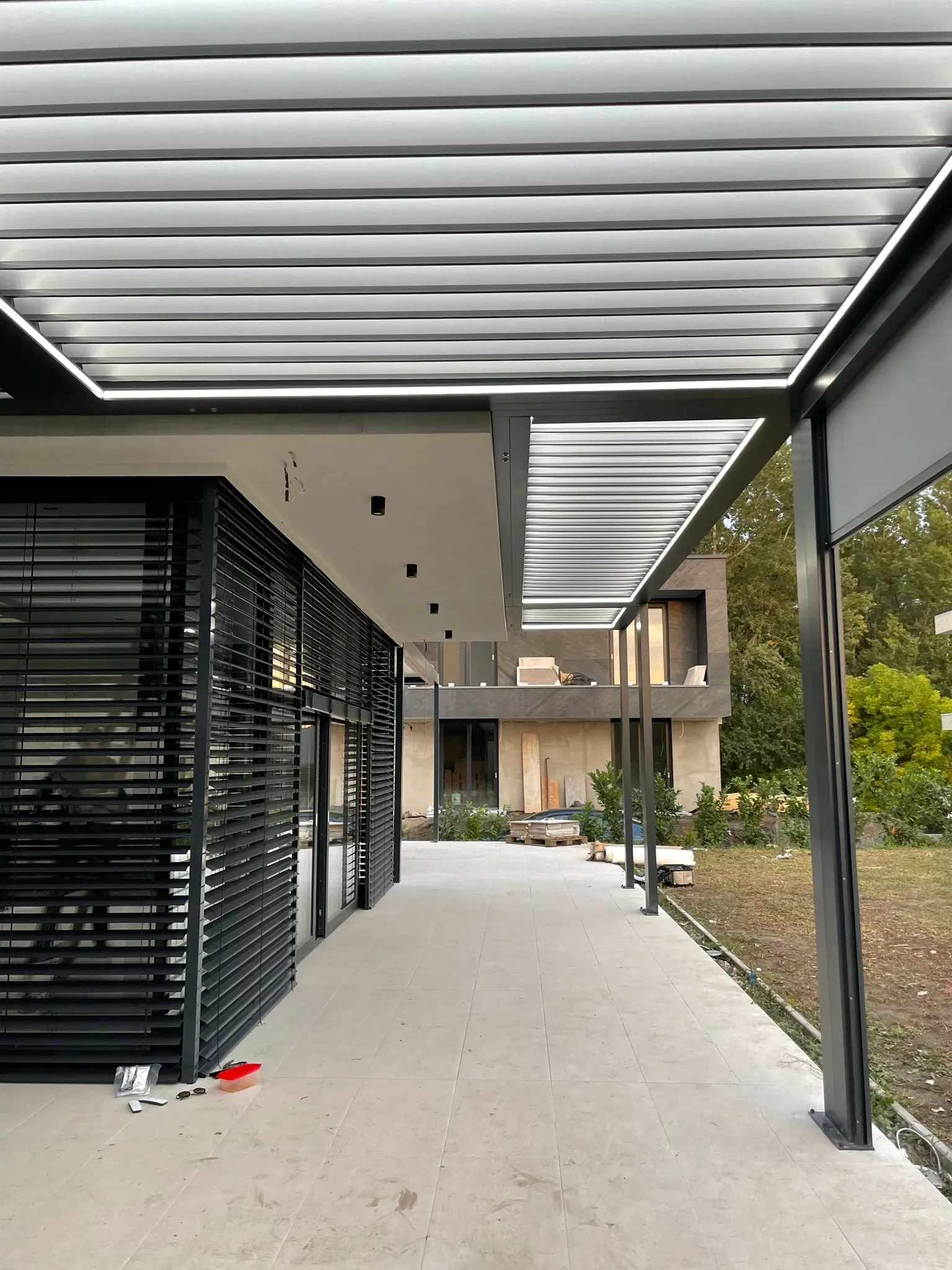 Bioklimatikus (sunguard) pergola tervezése és telepítése Budapesten, 2022-ben