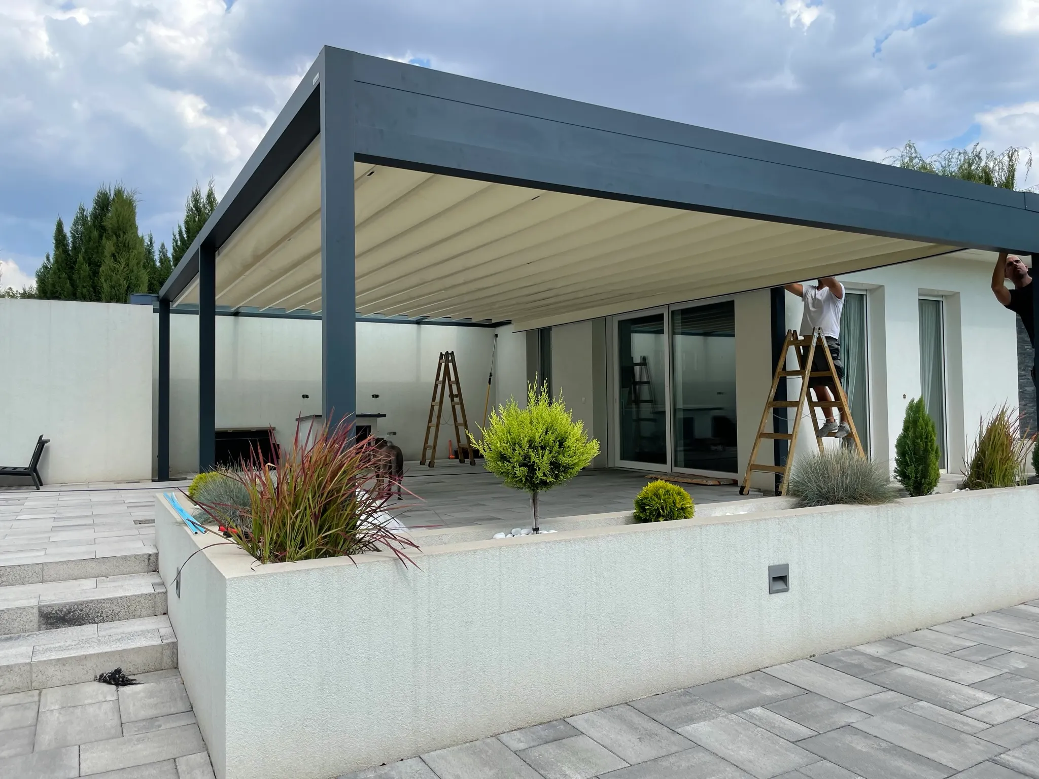 Bioklimatikus (sunguard) pergola tervezése és telepítése Budapesten, 2022-ben