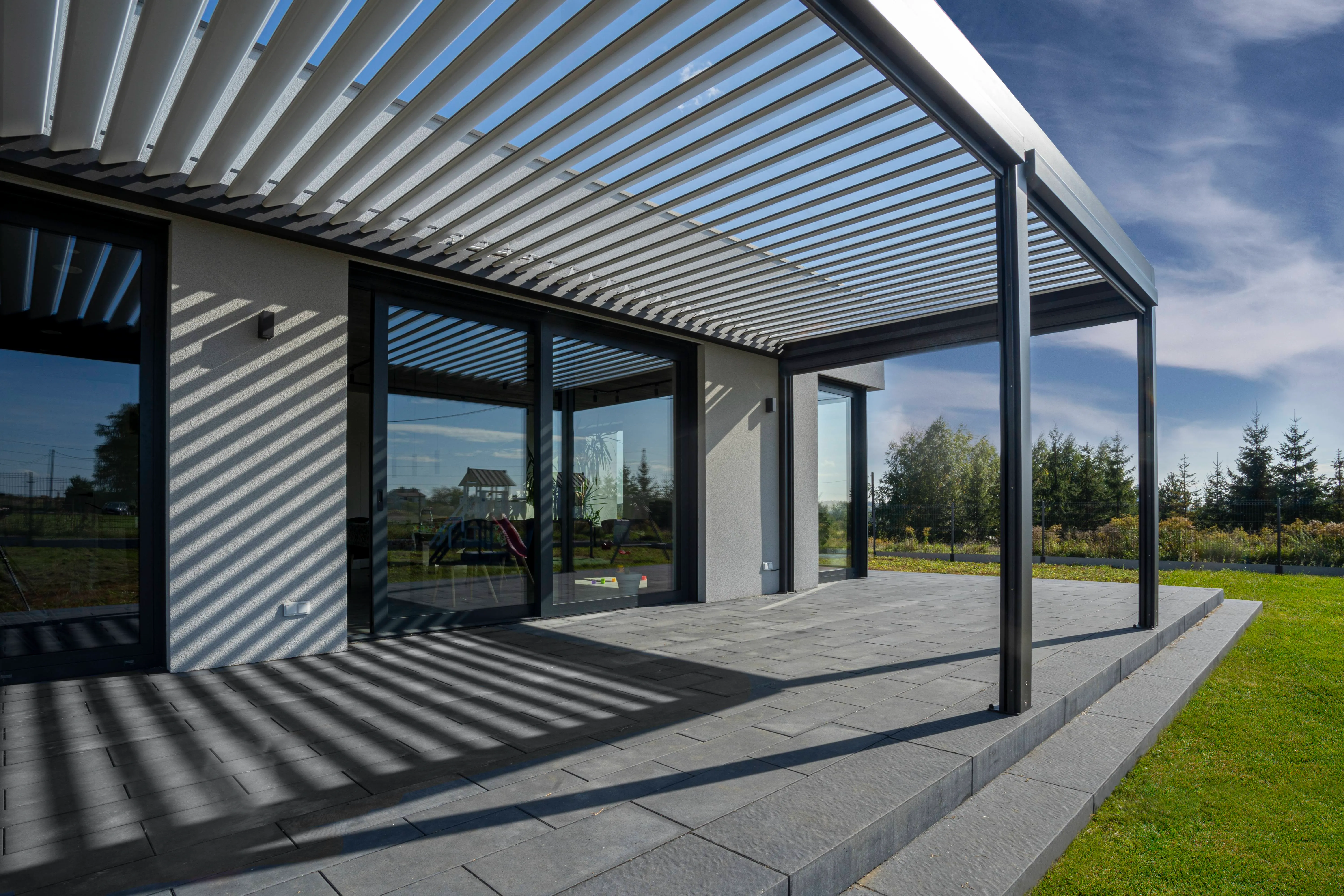 Bioklimatikus (sunguard) pergola tervezése és telepítése Budapesten, 2022-ben